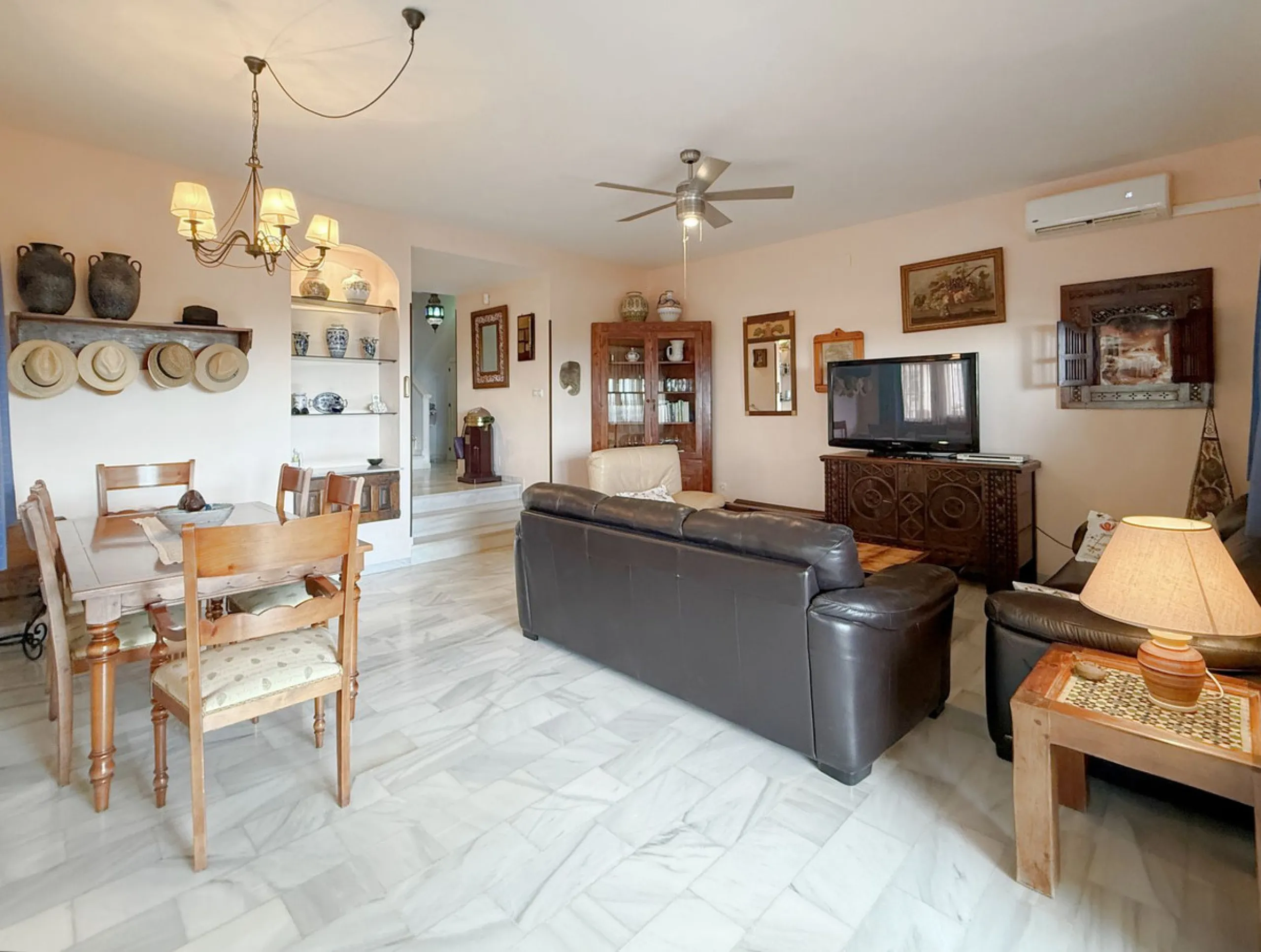 House - Townhouse в продаже в Casares, Málaga. В доме 4 спален и 4 ванных комнат. Площадь дома 153 м². Площадь участка 32 м²