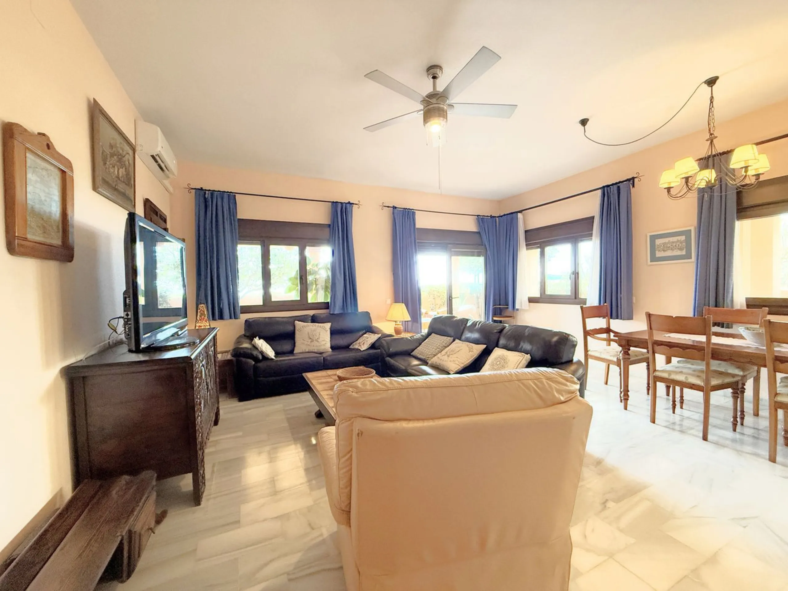 House - Townhouse в продаже в Casares, Málaga. В доме 4 спален и 4 ванных комнат. Площадь дома 153 м². Площадь участка 32 м²