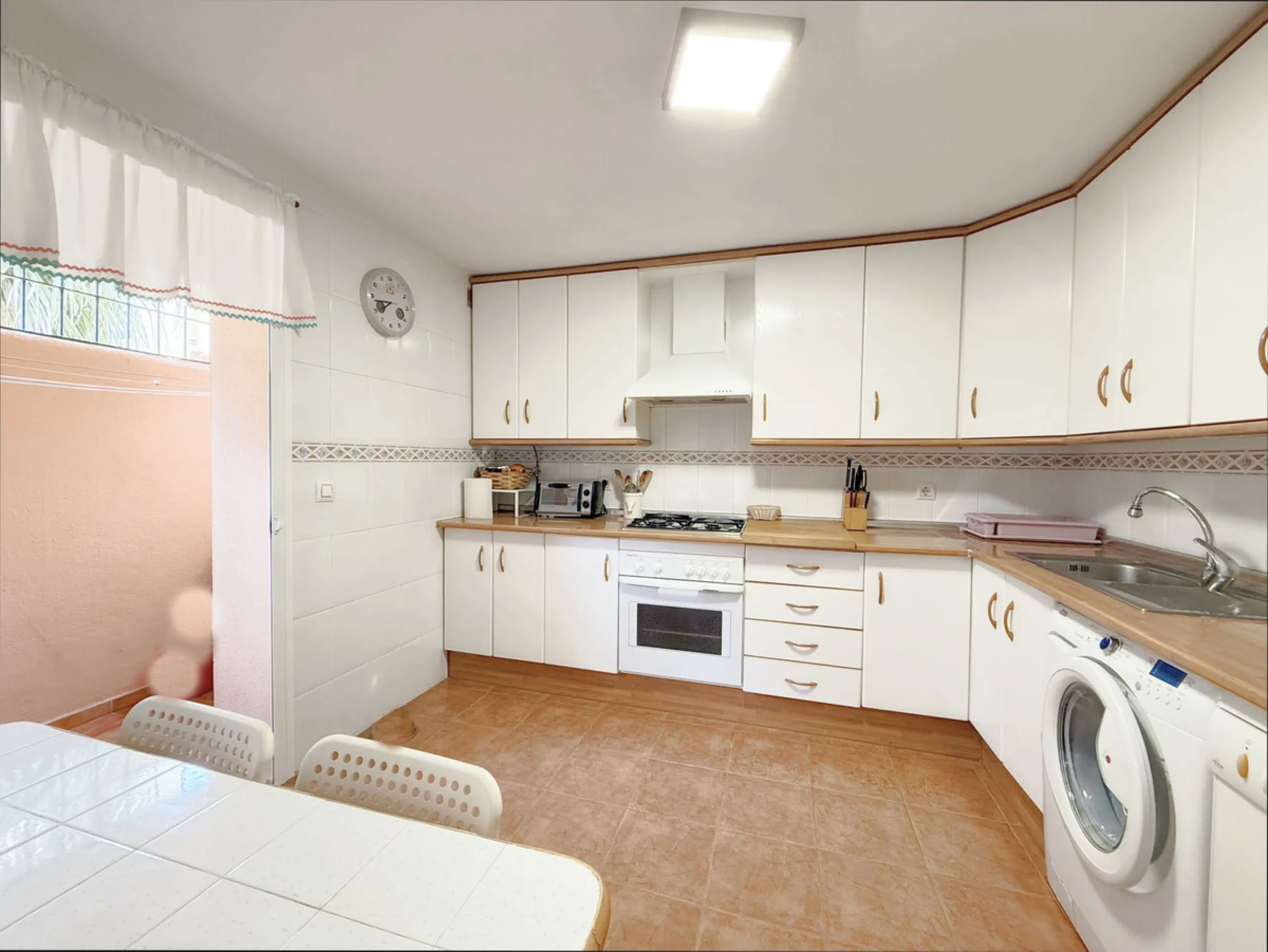 House - Townhouse в продаже в Casares, Málaga. В доме 4 спален и 4 ванных комнат. Площадь дома 153 м². Площадь участка 32 м²