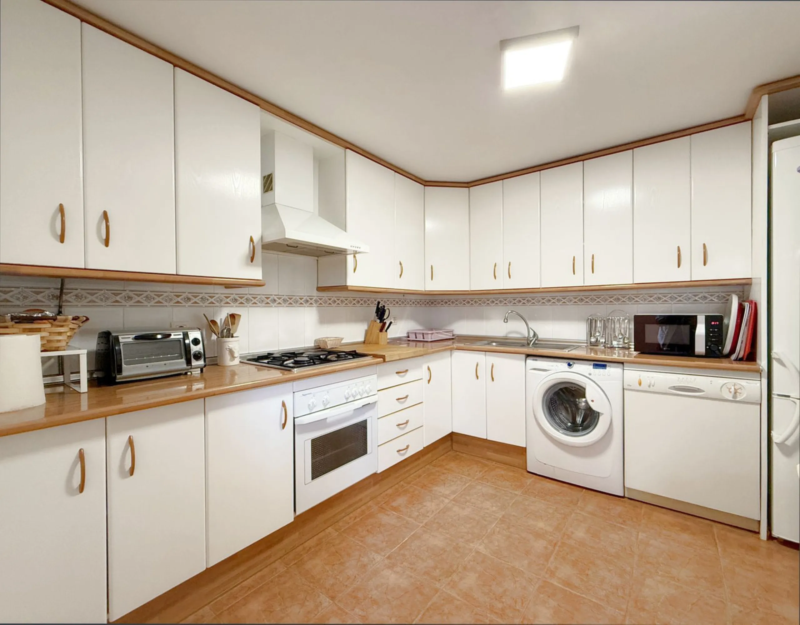 House - Townhouse в продаже в Casares, Málaga. В доме 4 спален и 4 ванных комнат. Площадь дома 153 м². Площадь участка 32 м²