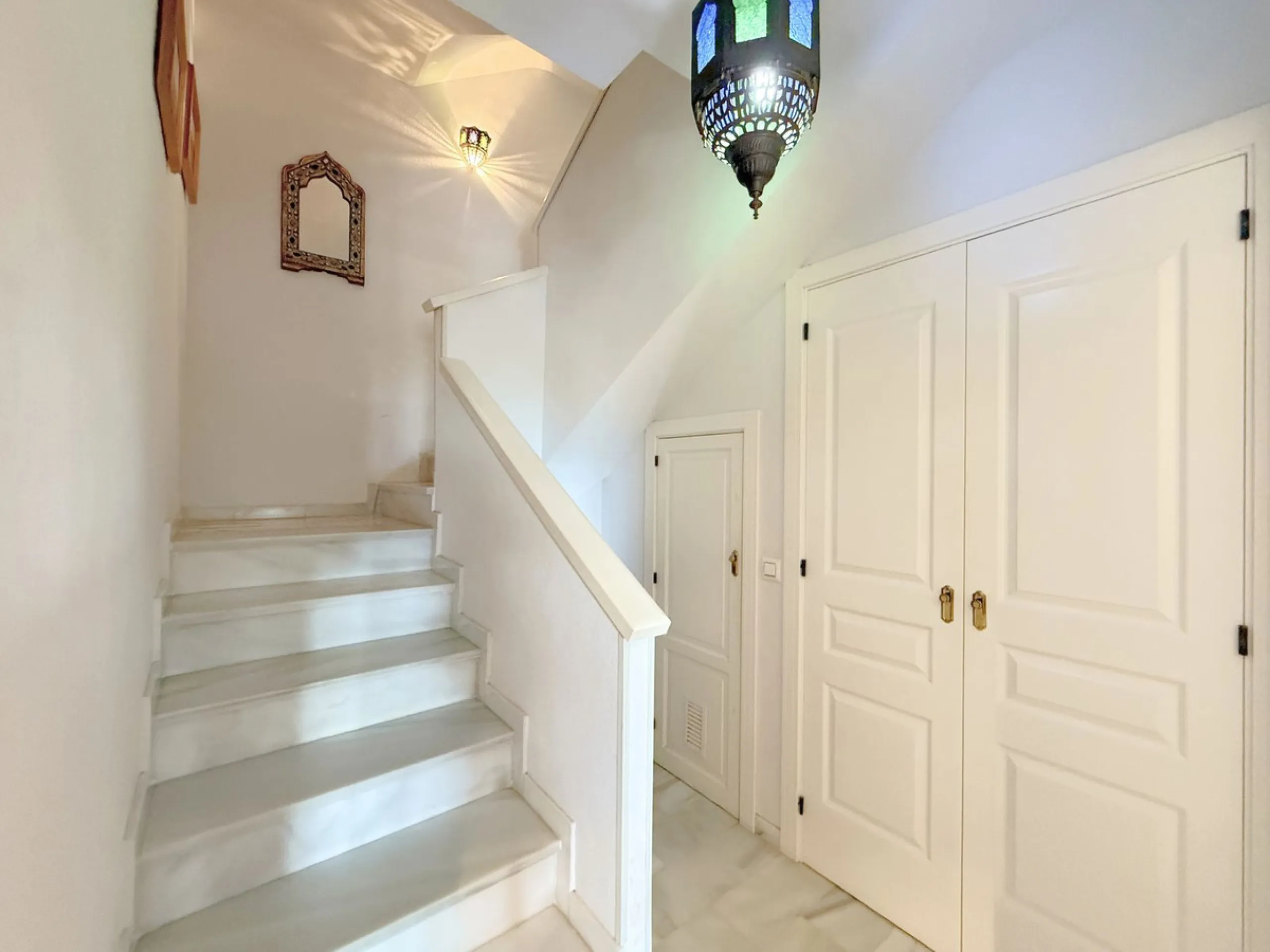 House - Townhouse в продаже в Casares, Málaga. В доме 4 спален и 4 ванных комнат. Площадь дома 153 м². Площадь участка 32 м²