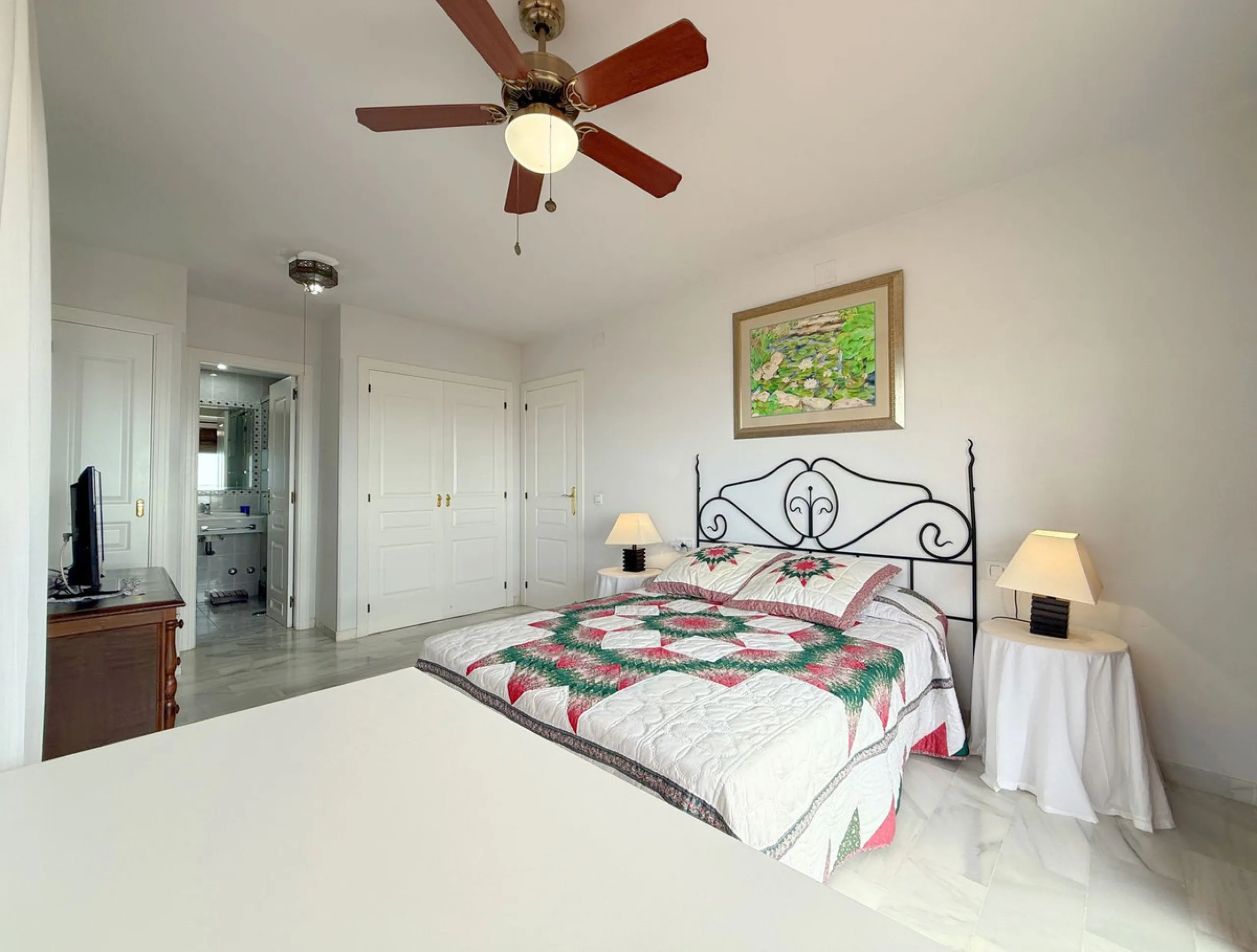 House - Townhouse в продаже в Casares, Málaga. В доме 4 спален и 4 ванных комнат. Площадь дома 153 м². Площадь участка 32 м²