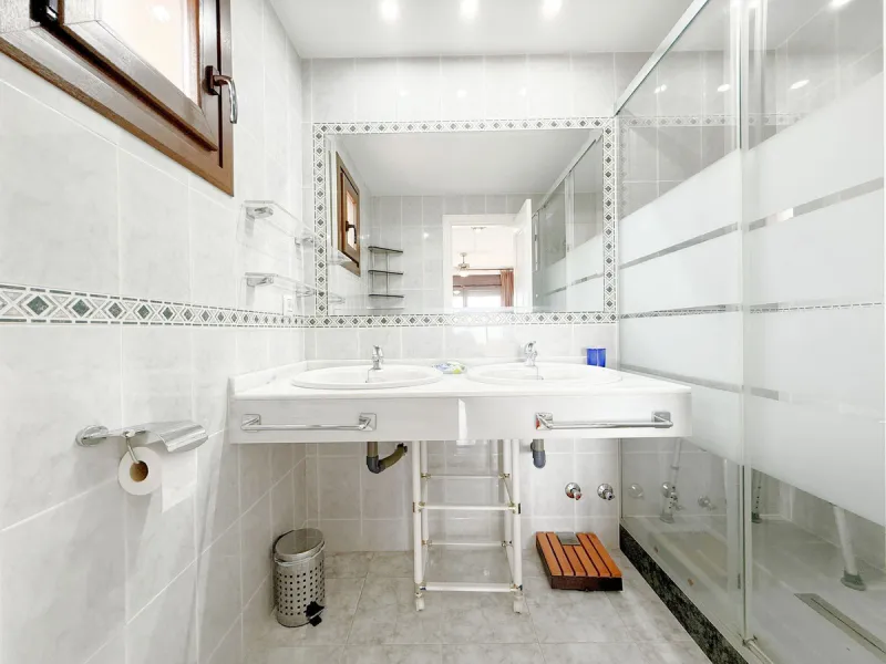 House - Townhouse в продаже в Casares, Málaga. В доме 4 спален и 4 ванных комнат. Площадь дома 153 м². Площадь участка 32 м²