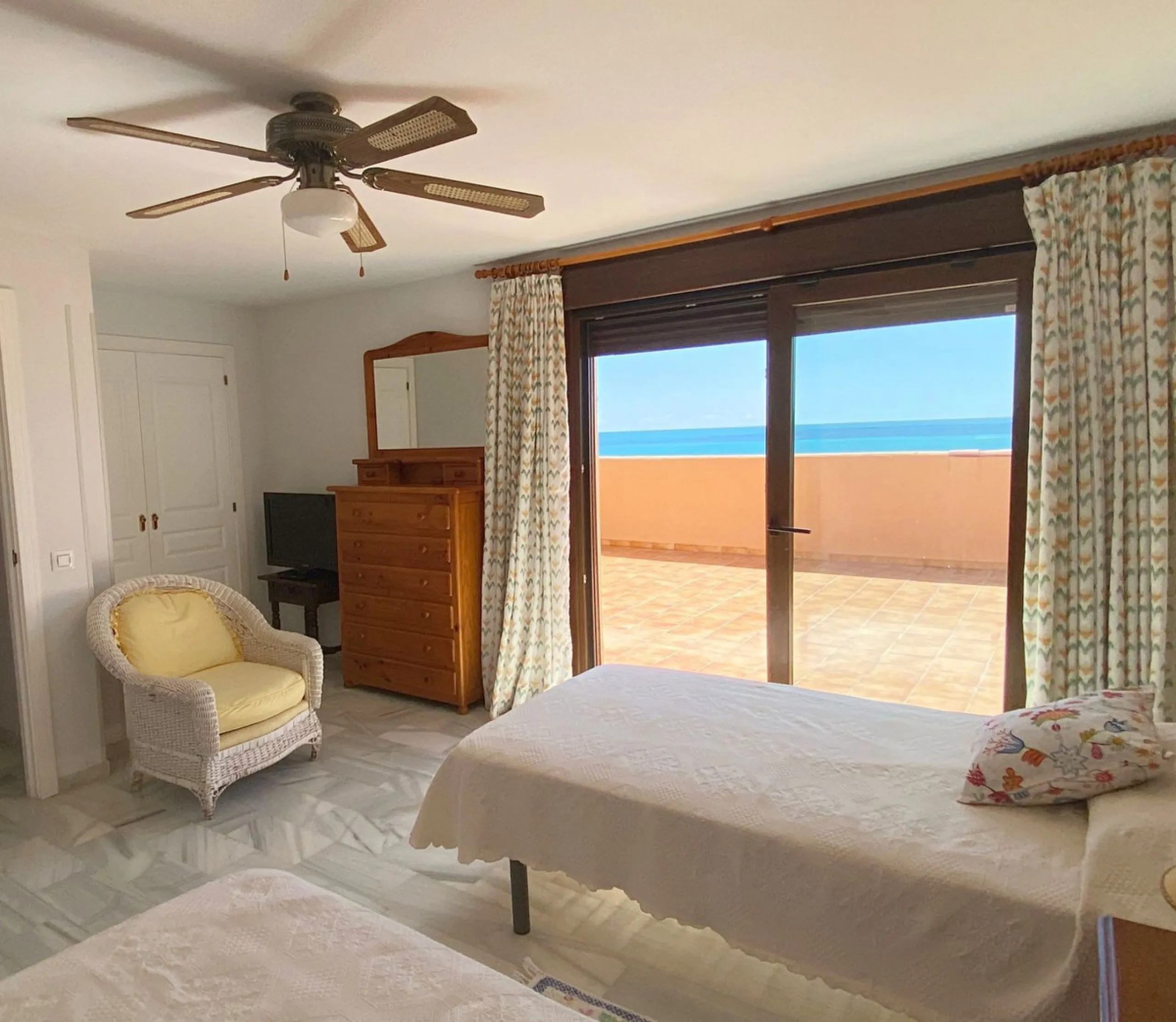 House - Townhouse в продаже в Casares, Málaga. В доме 4 спален и 4 ванных комнат. Площадь дома 153 м². Площадь участка 32 м²
