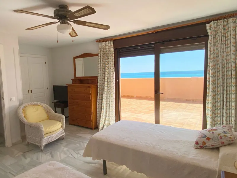 House - Townhouse в продаже в Casares, Málaga. В доме 4 спален и 4 ванных комнат. Площадь дома 153 м². Площадь участка 32 м²