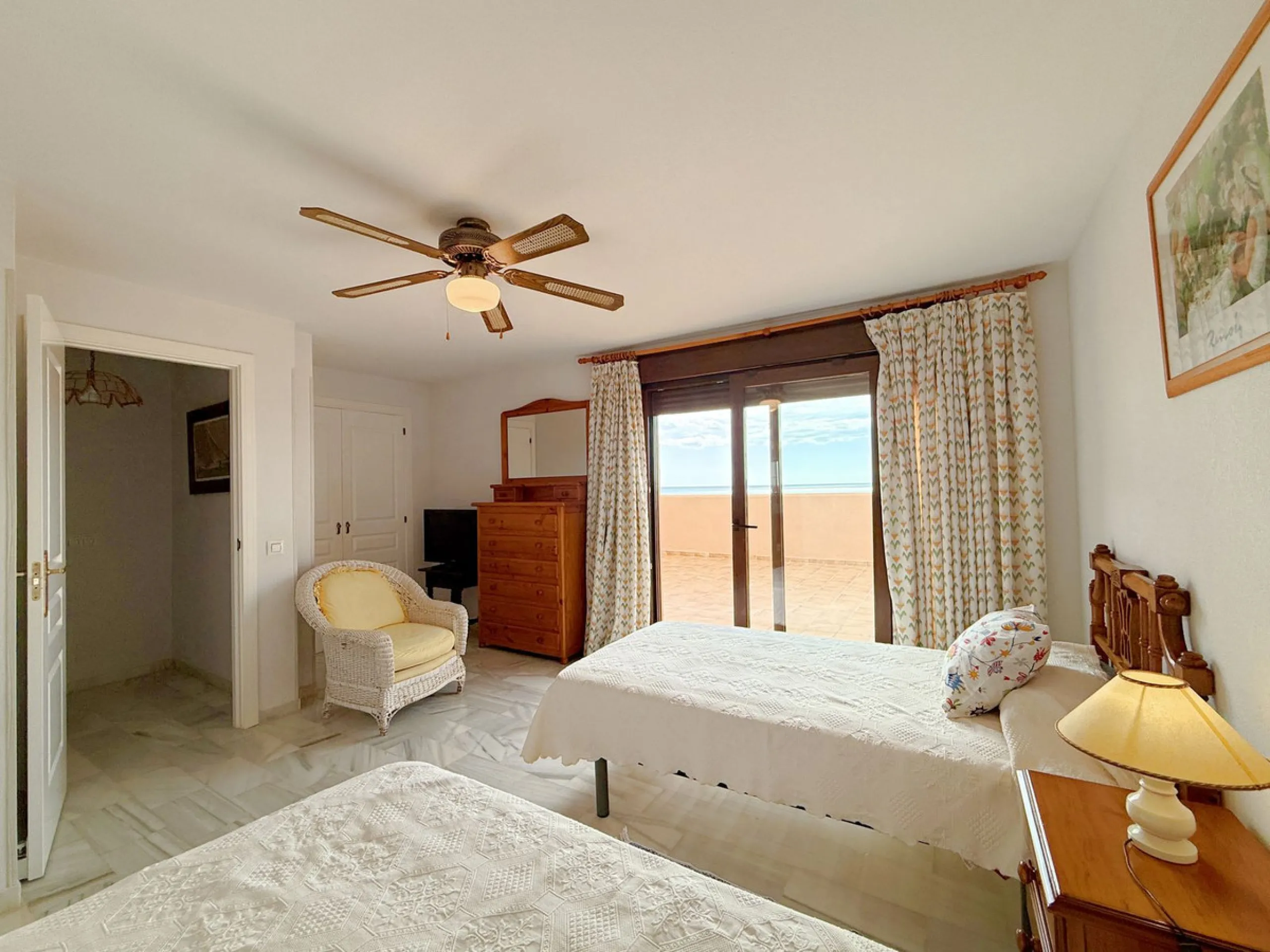 House - Townhouse в продаже в Casares, Málaga. В доме 4 спален и 4 ванных комнат. Площадь дома 153 м². Площадь участка 32 м²