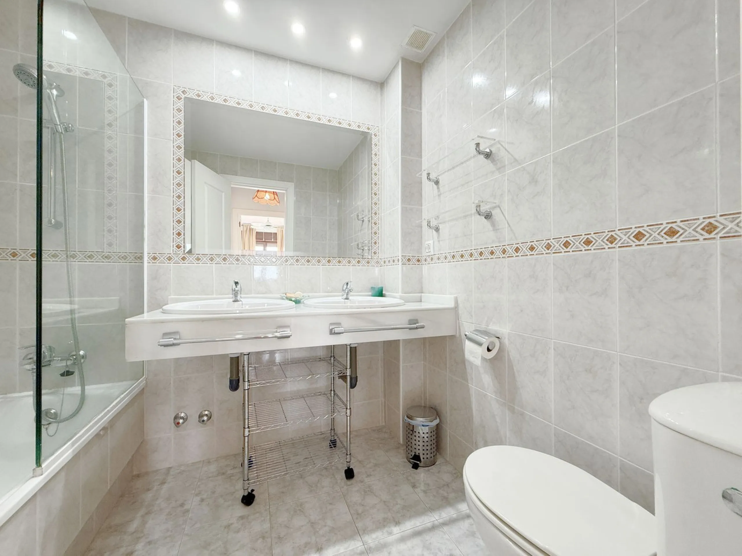 House - Townhouse в продаже в Casares, Málaga. В доме 4 спален и 4 ванных комнат. Площадь дома 153 м². Площадь участка 32 м²