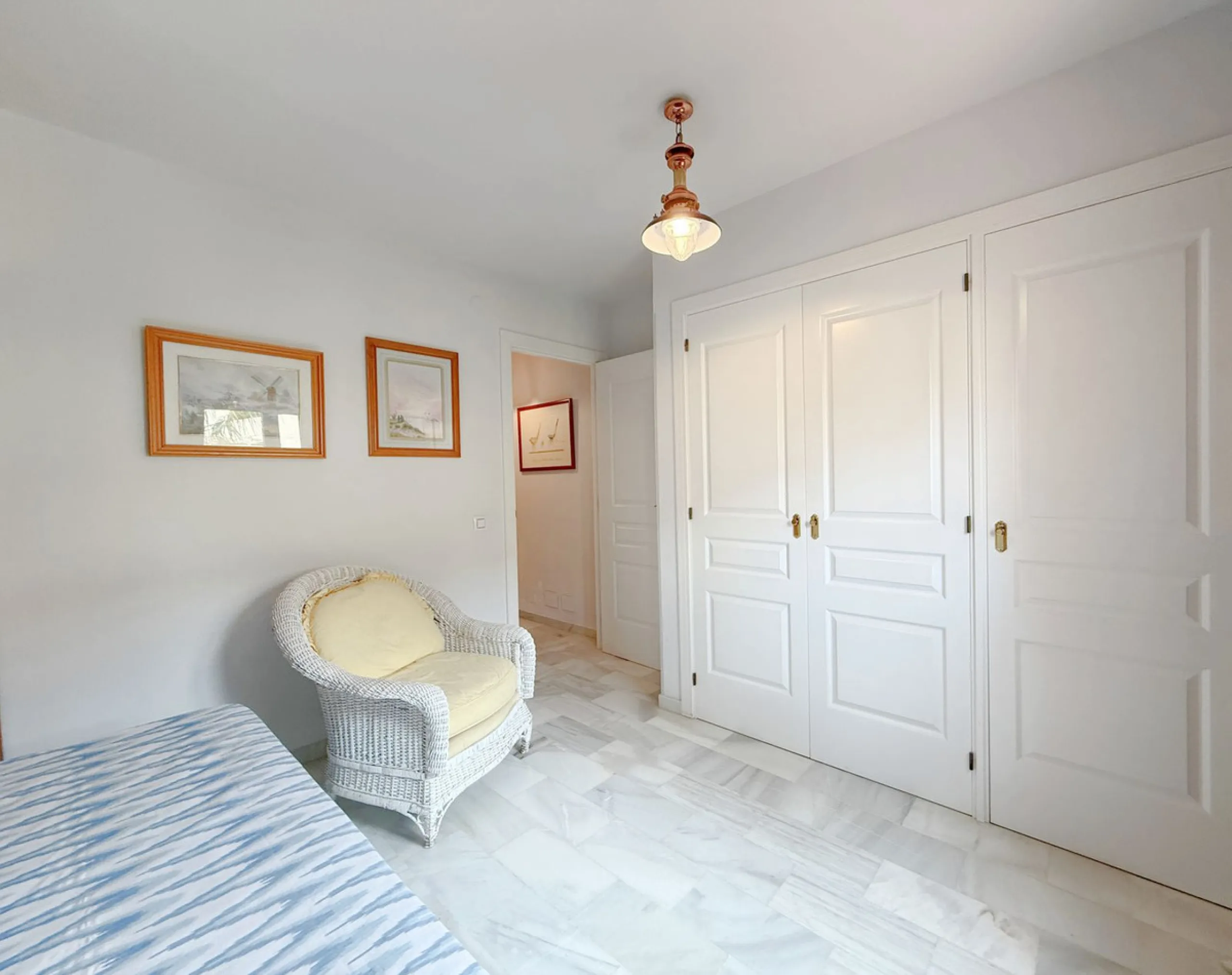 House - Townhouse в продаже в Casares, Málaga. В доме 4 спален и 4 ванных комнат. Площадь дома 153 м². Площадь участка 32 м²