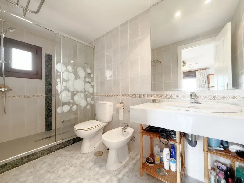 House - Townhouse в продаже в Casares, Málaga. В доме 4 спален и 4 ванных комнат. Площадь дома 153 м². Площадь участка 32 м²