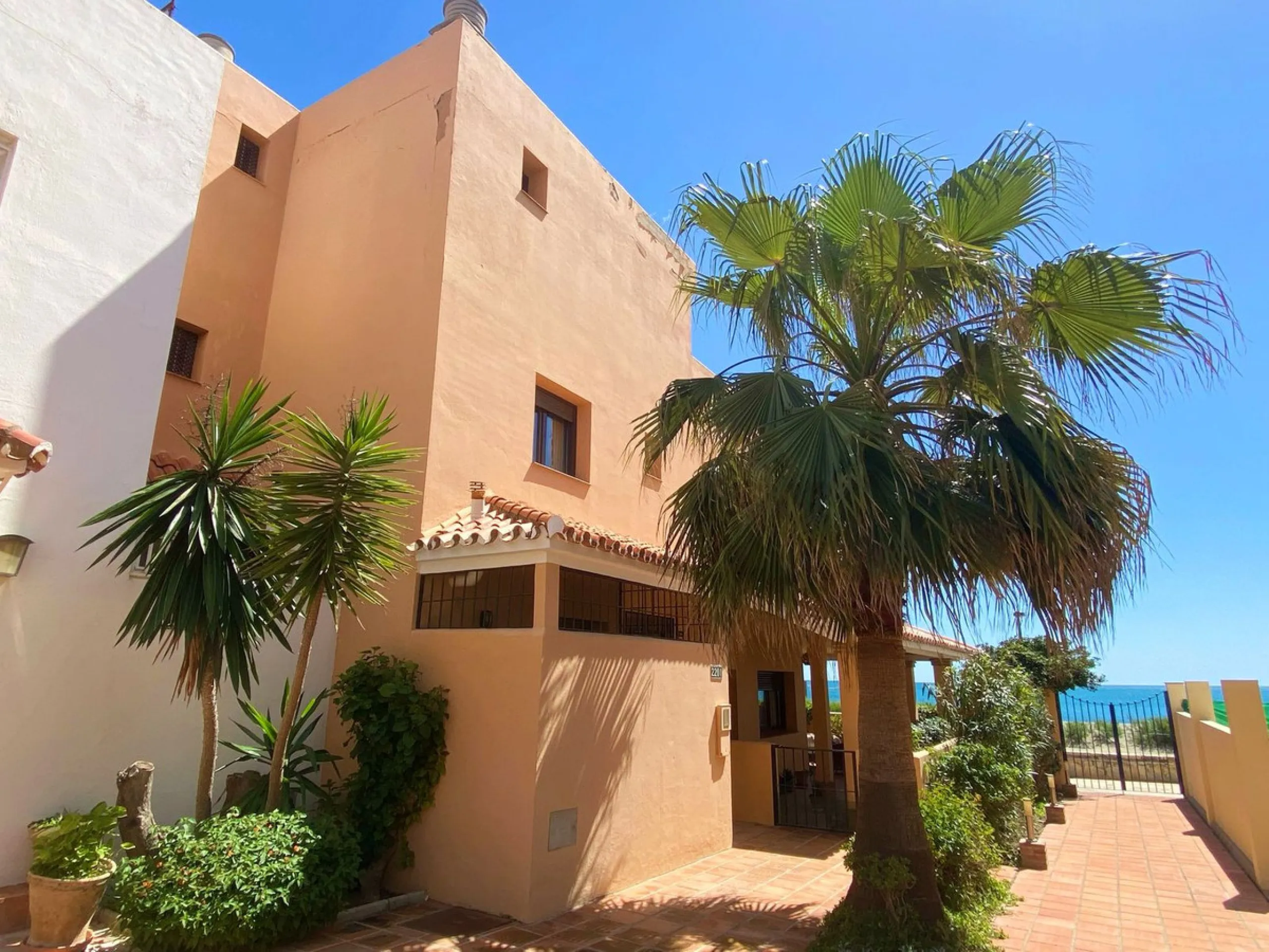 House - Townhouse в продаже в Casares, Málaga. В доме 4 спален и 4 ванных комнат. Площадь дома 153 м². Площадь участка 32 м²