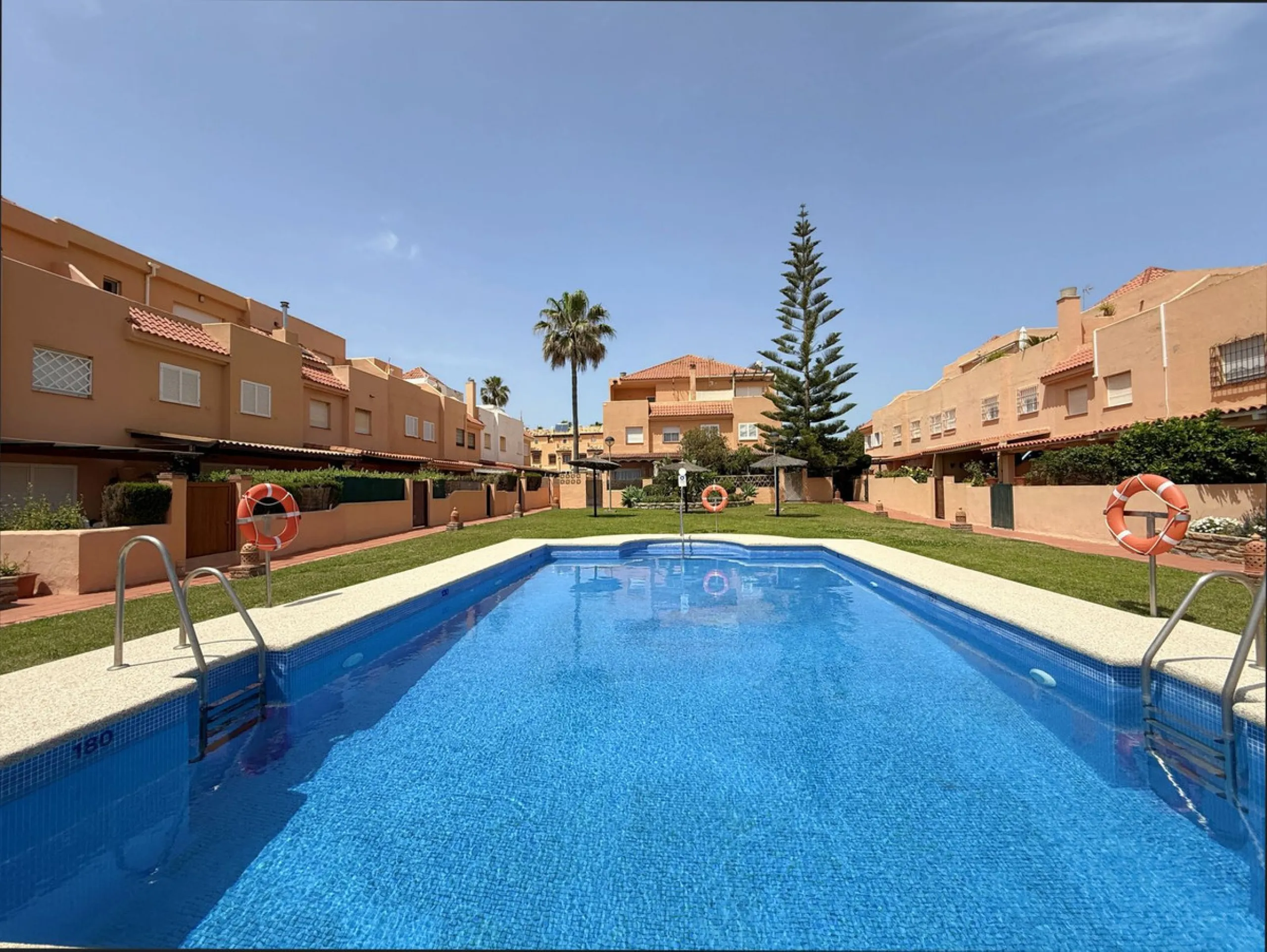 House - Townhouse в продаже в Casares, Málaga. В доме 4 спален и 4 ванных комнат. Площадь дома 153 м². Площадь участка 32 м²
