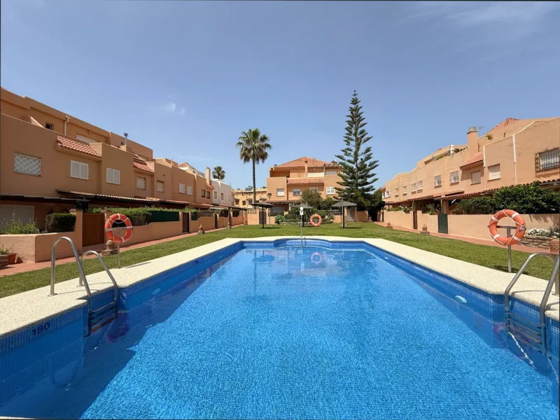 House - Townhouse в продаже в Casares, Málaga. В доме 4 спален и 4 ванных комнат. Площадь дома 153 м². Площадь участка 32 м²