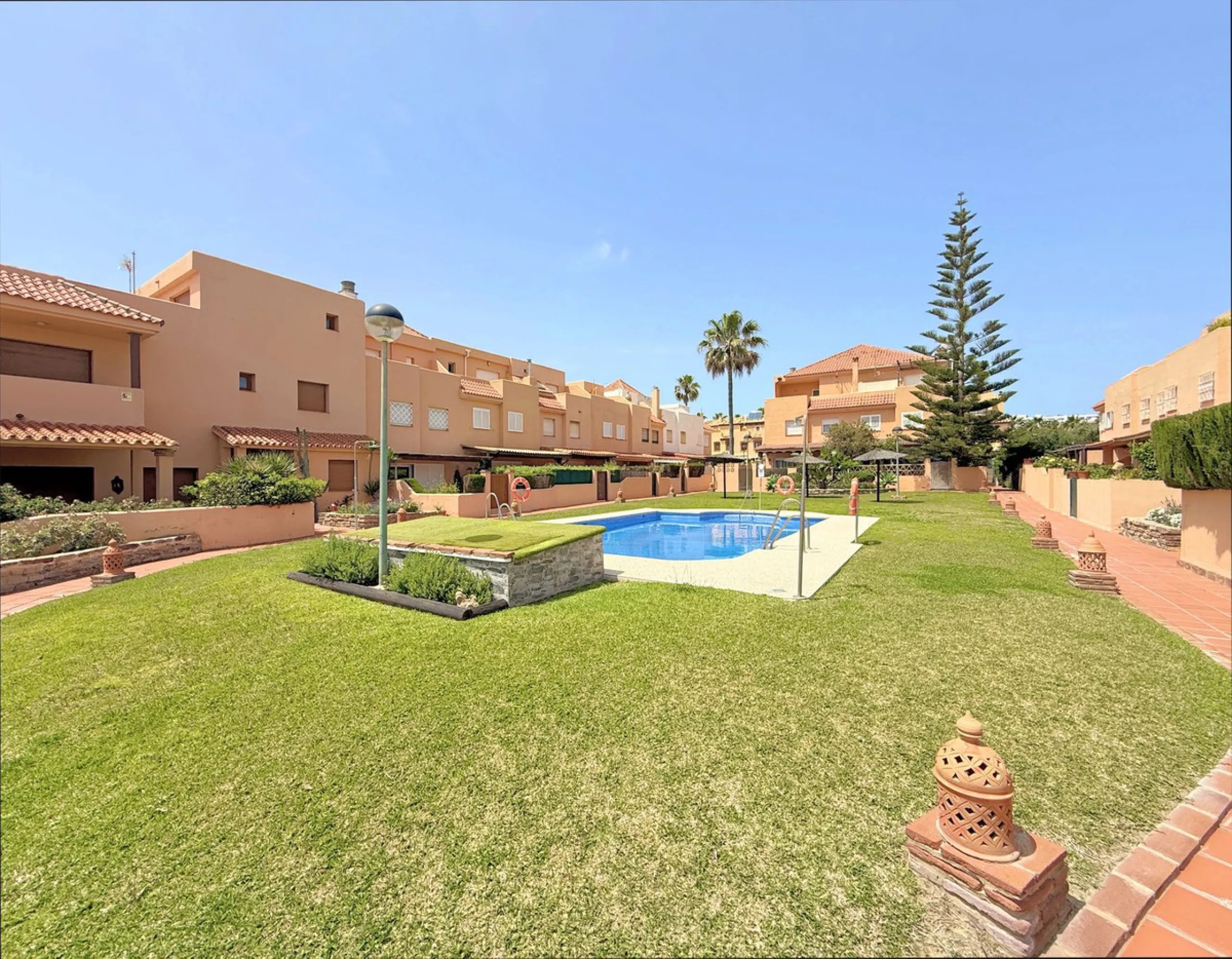 House - Townhouse в продаже в Casares, Málaga. В доме 4 спален и 4 ванных комнат. Площадь дома 153 м². Площадь участка 32 м²