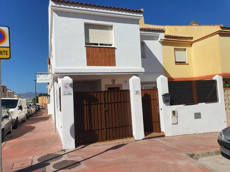 Wonderful corner townhouse in Churriana. Right by the new ambulatory in the centre of town. Close to all amenities and public transport. It enjoys of 4 beds, 2 baths (1 ensuite) plus a toilet in the ground floor. The property has 113 m2 built and 57 m2 in