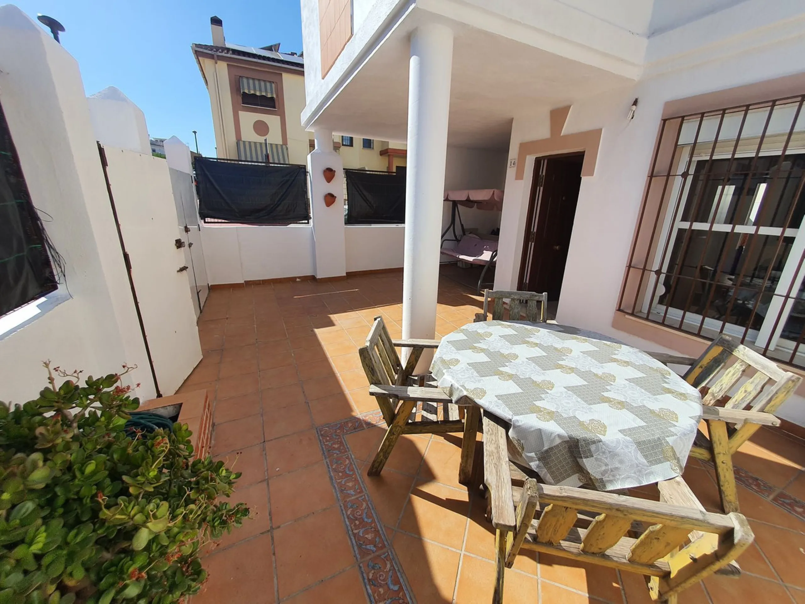 Wonderful corner townhouse in Churriana. Right by the new ambulatory in the centre of town. Close to all amenities and public transport. It enjoys of 4 beds, 2 baths (1 ensuite) plus a toilet in the ground floor. The property has 113 m2 built and 57 m2 in