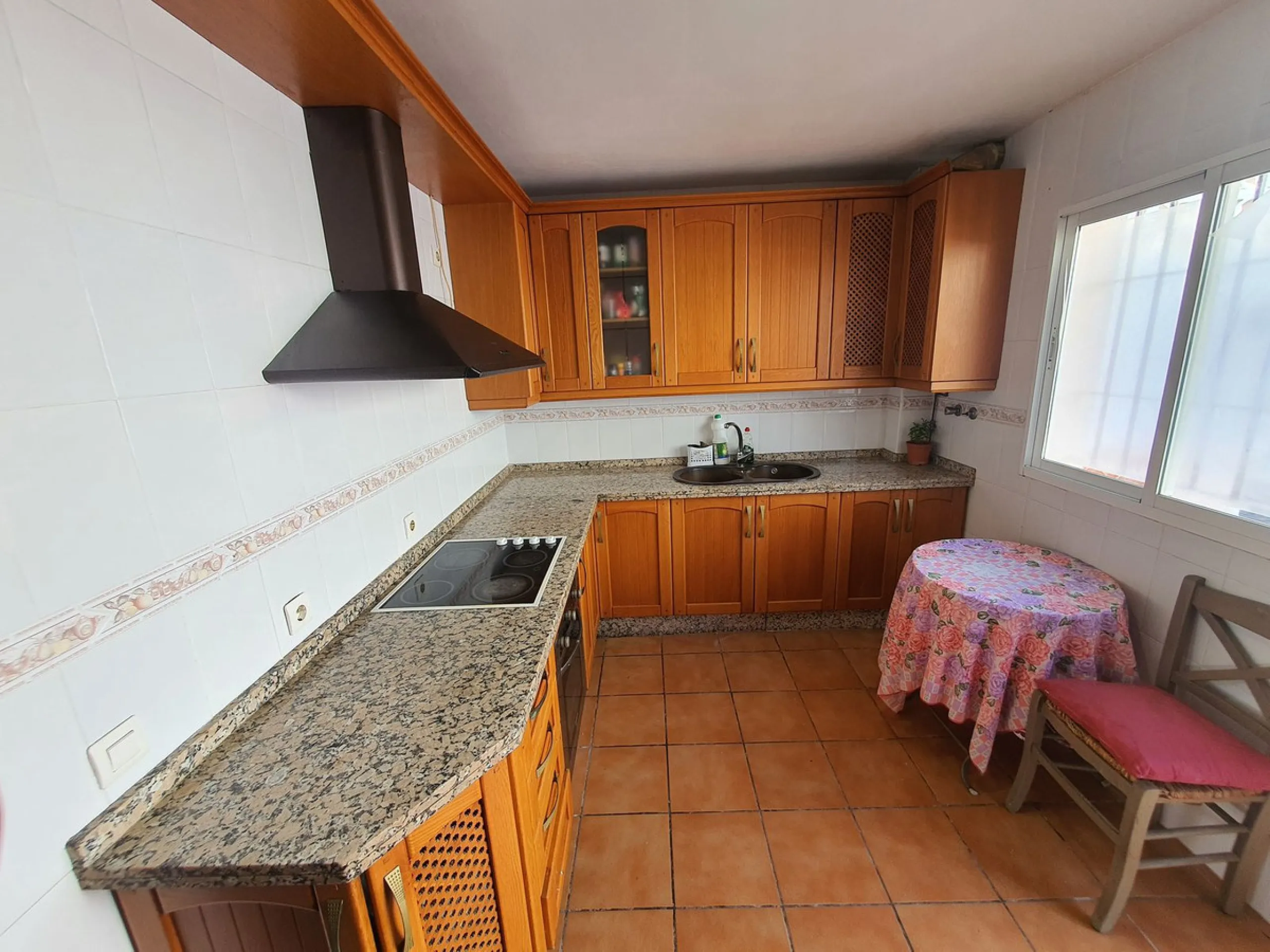 Wonderful corner townhouse in Churriana. Right by the new ambulatory in the centre of town. Close to all amenities and public transport. It enjoys of 4 beds, 2 baths (1 ensuite) plus a toilet in the ground floor. The property has 113 m2 built and 57 m2 in
