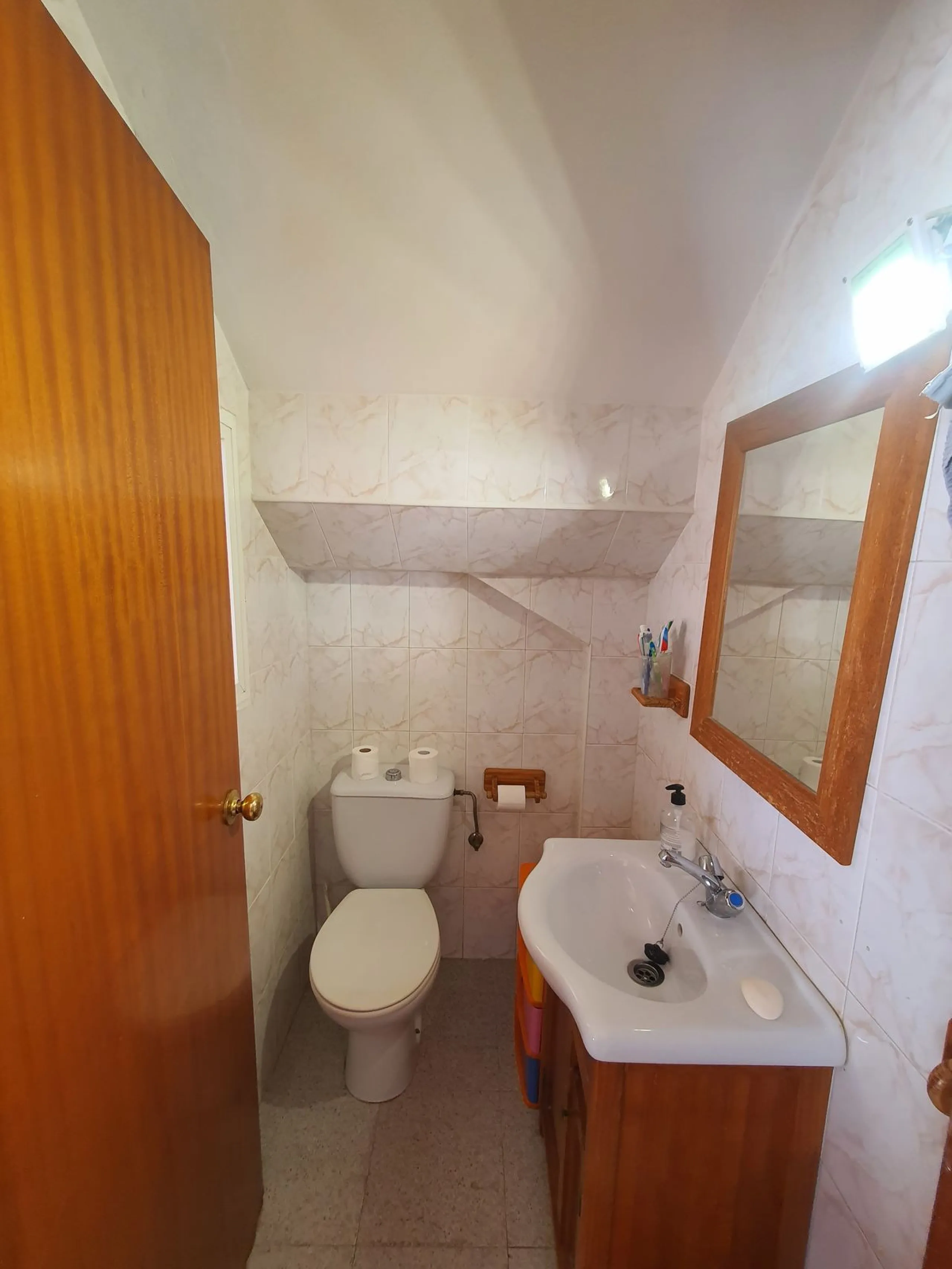 Wonderful corner townhouse in Churriana. Right by the new ambulatory in the centre of town. Close to all amenities and public transport. It enjoys of 4 beds, 2 baths (1 ensuite) plus a toilet in the ground floor. The property has 113 m2 built and 57 m2 in