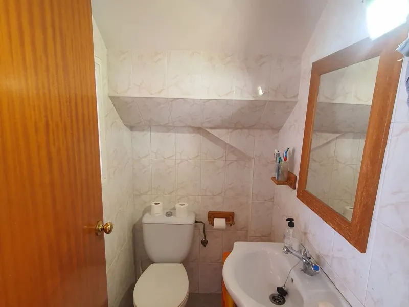 Wonderful corner townhouse in Churriana. Right by the new ambulatory in the centre of town. Close to all amenities and public transport. It enjoys of 4 beds, 2 baths (1 ensuite) plus a toilet in the ground floor. The property has 113 m2 built and 57 m2 in