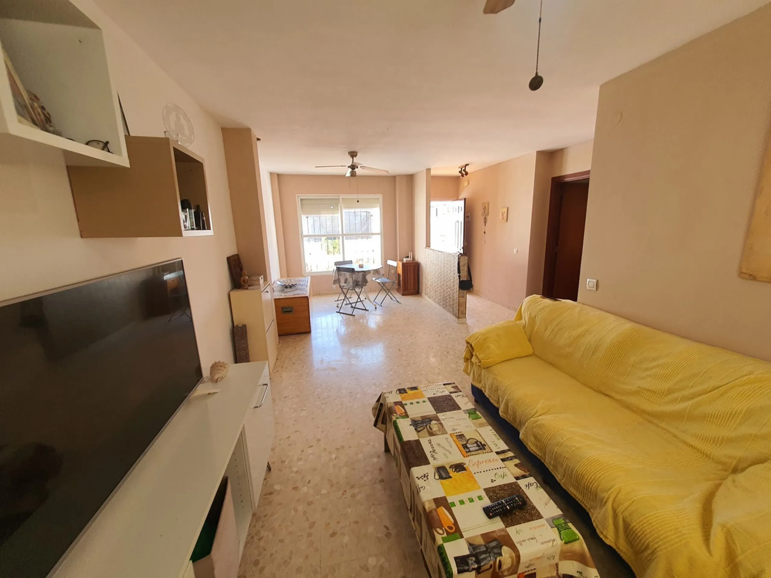 Wonderful corner townhouse in Churriana. Right by the new ambulatory in the centre of town. Close to all amenities and public transport. It enjoys of 4 beds, 2 baths (1 ensuite) plus a toilet in the ground floor. The property has 113 m2 built and 57 m2 in