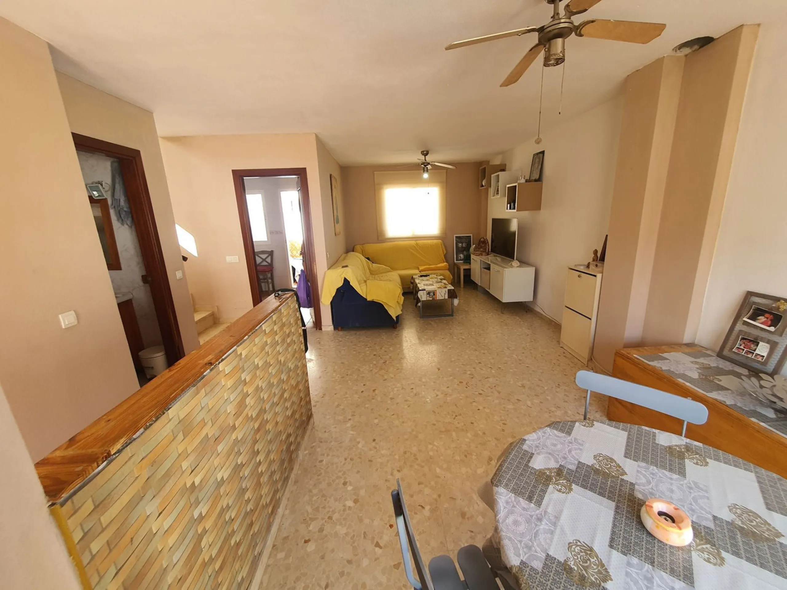 Wonderful corner townhouse in Churriana. Right by the new ambulatory in the centre of town. Close to all amenities and public transport. It enjoys of 4 beds, 2 baths (1 ensuite) plus a toilet in the ground floor. The property has 113 m2 built and 57 m2 in