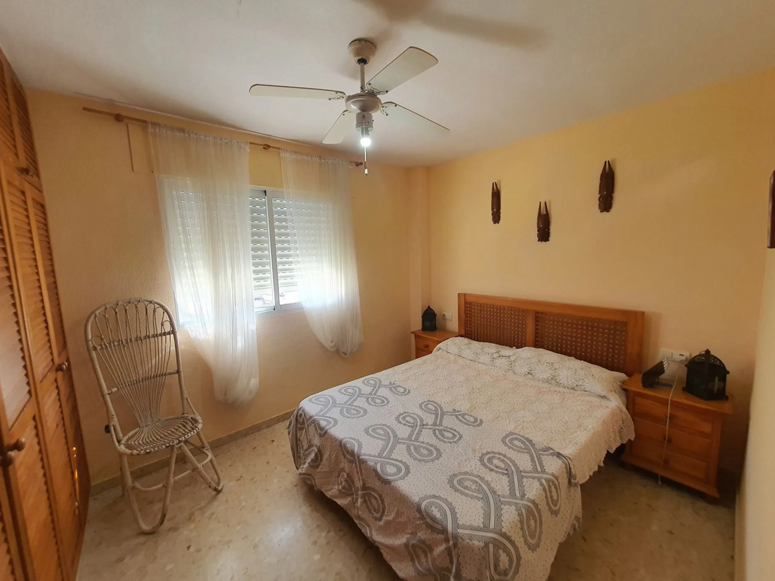Wonderful corner townhouse in Churriana. Right by the new ambulatory in the centre of town. Close to all amenities and public transport. It enjoys of 4 beds, 2 baths (1 ensuite) plus a toilet in the ground floor. The property has 113 m2 built and 57 m2 in