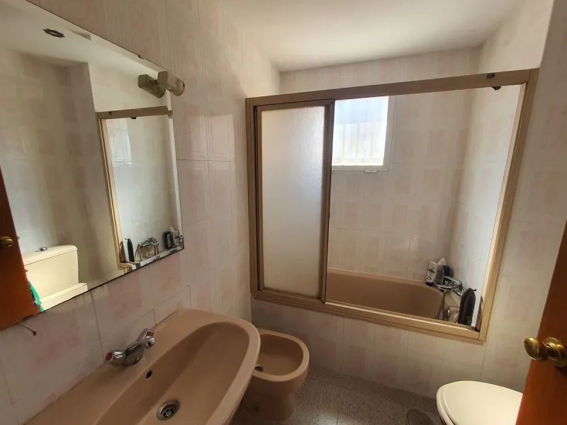 Wonderful corner townhouse in Churriana. Right by the new ambulatory in the centre of town. Close to all amenities and public transport. It enjoys of 4 beds, 2 baths (1 ensuite) plus a toilet in the ground floor. The property has 113 m2 built and 57 m2 in