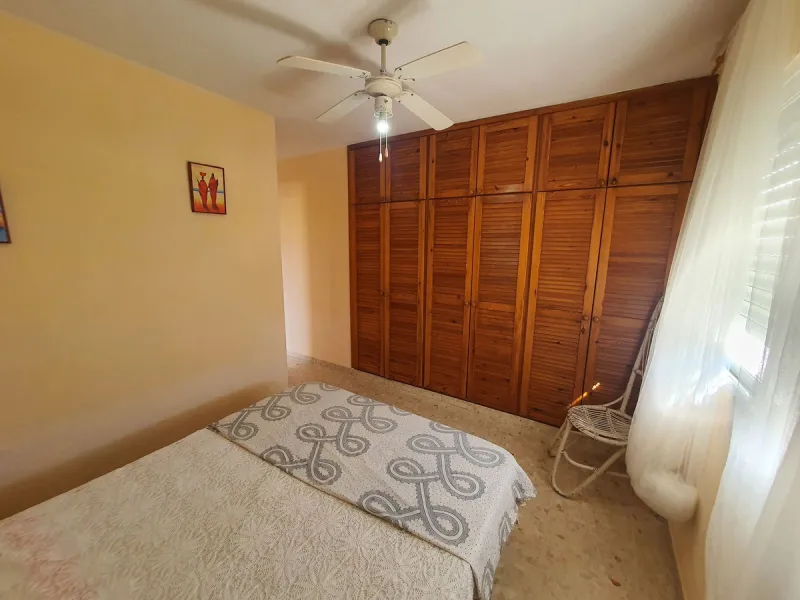 Wonderful corner townhouse in Churriana. Right by the new ambulatory in the centre of town. Close to all amenities and public transport. It enjoys of 4 beds, 2 baths (1 ensuite) plus a toilet in the ground floor. The property has 113 m2 built and 57 m2 in