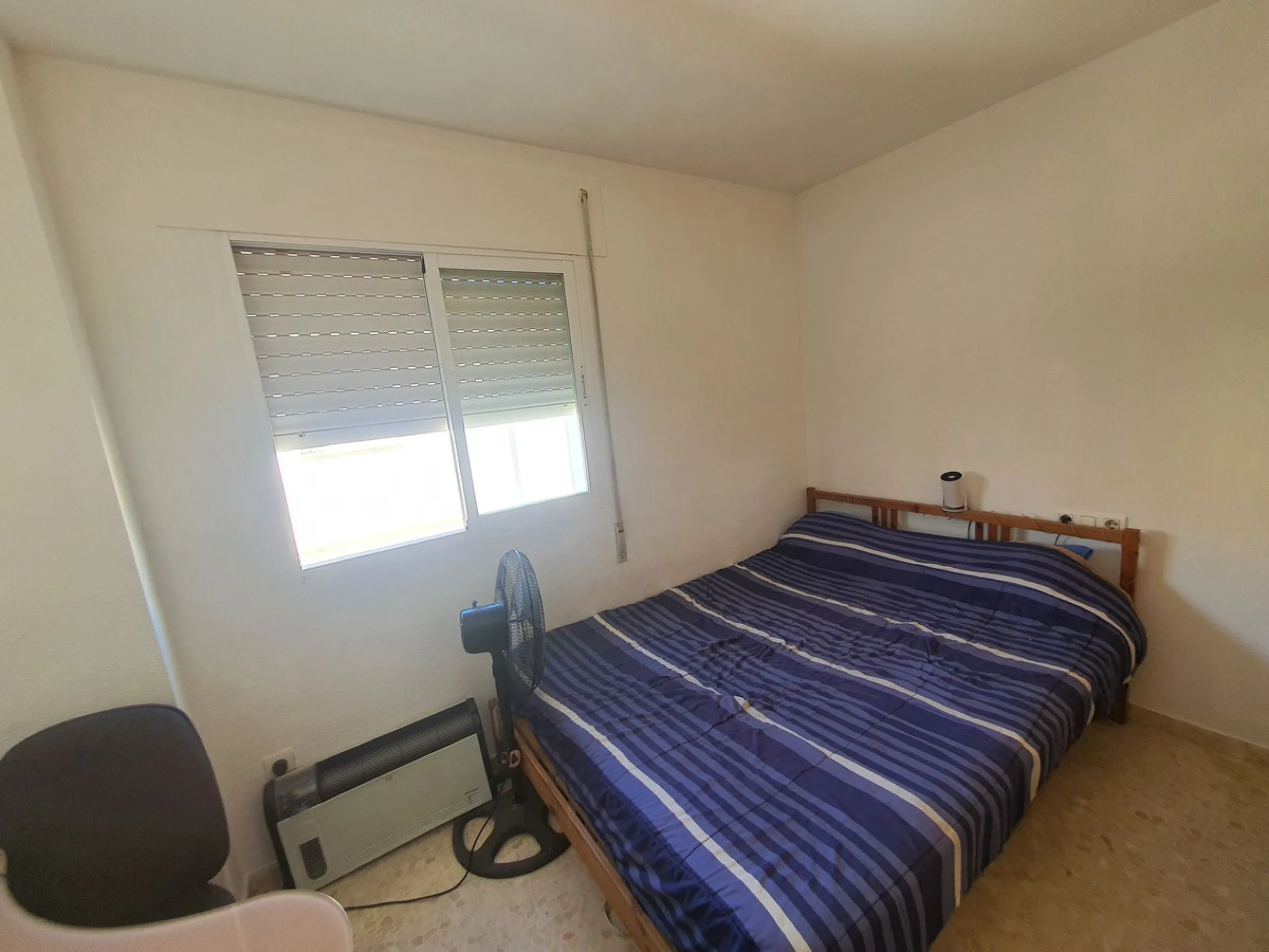 Wonderful corner townhouse in Churriana. Right by the new ambulatory in the centre of town. Close to all amenities and public transport. It enjoys of 4 beds, 2 baths (1 ensuite) plus a toilet in the ground floor. The property has 113 m2 built and 57 m2 in