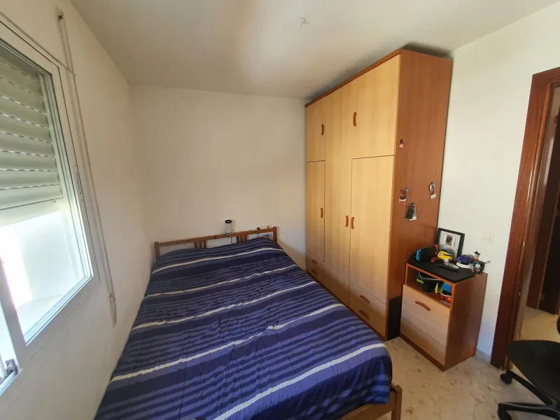 Wonderful corner townhouse in Churriana. Right by the new ambulatory in the centre of town. Close to all amenities and public transport. It enjoys of 4 beds, 2 baths (1 ensuite) plus a toilet in the ground floor. The property has 113 m2 built and 57 m2 in