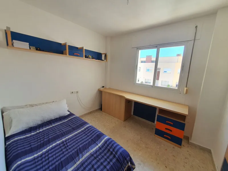 Wonderful corner townhouse in Churriana. Right by the new ambulatory in the centre of town. Close to all amenities and public transport. It enjoys of 4 beds, 2 baths (1 ensuite) plus a toilet in the ground floor. The property has 113 m2 built and 57 m2 in