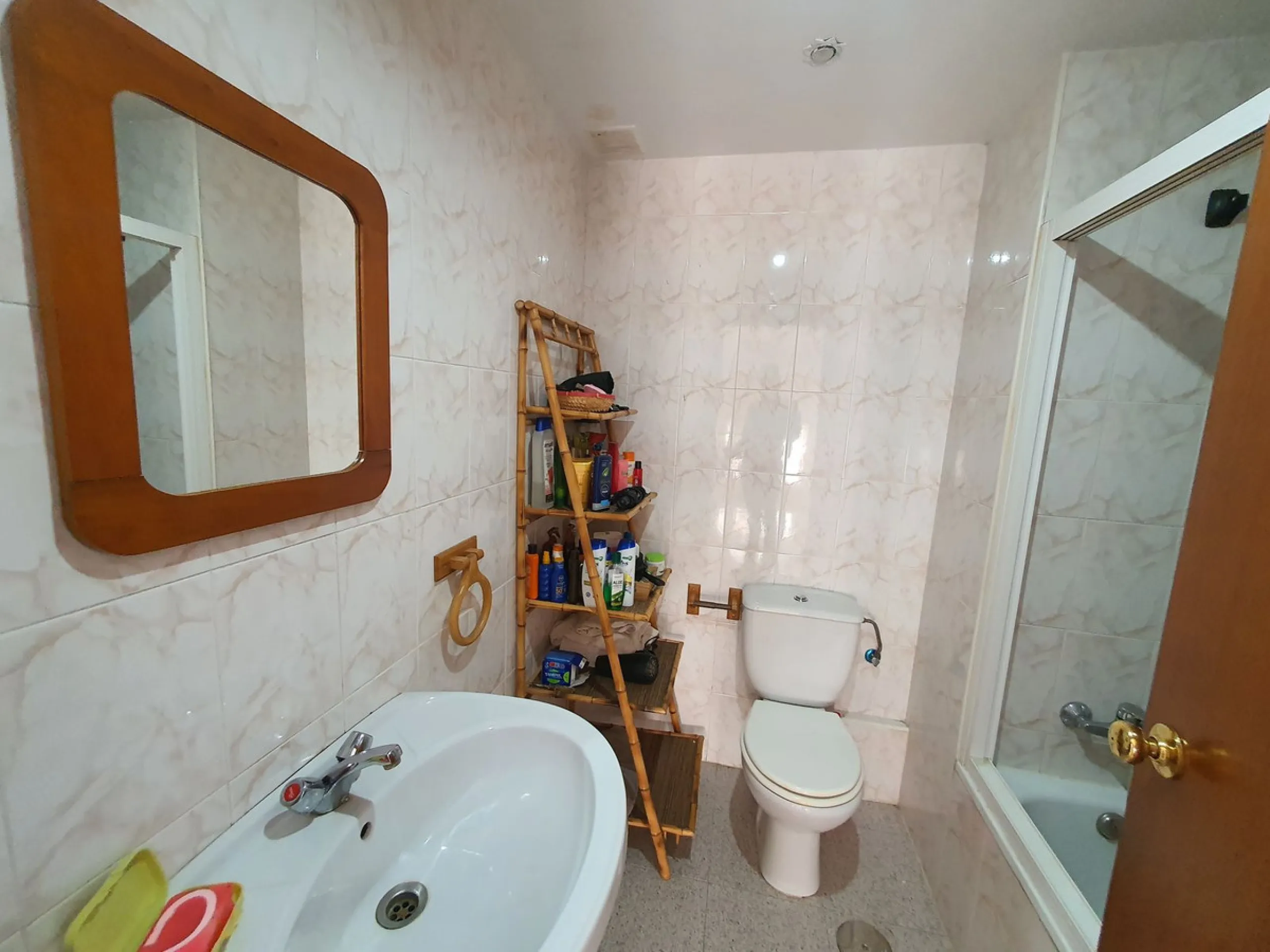 Wonderful corner townhouse in Churriana. Right by the new ambulatory in the centre of town. Close to all amenities and public transport. It enjoys of 4 beds, 2 baths (1 ensuite) plus a toilet in the ground floor. The property has 113 m2 built and 57 m2 in