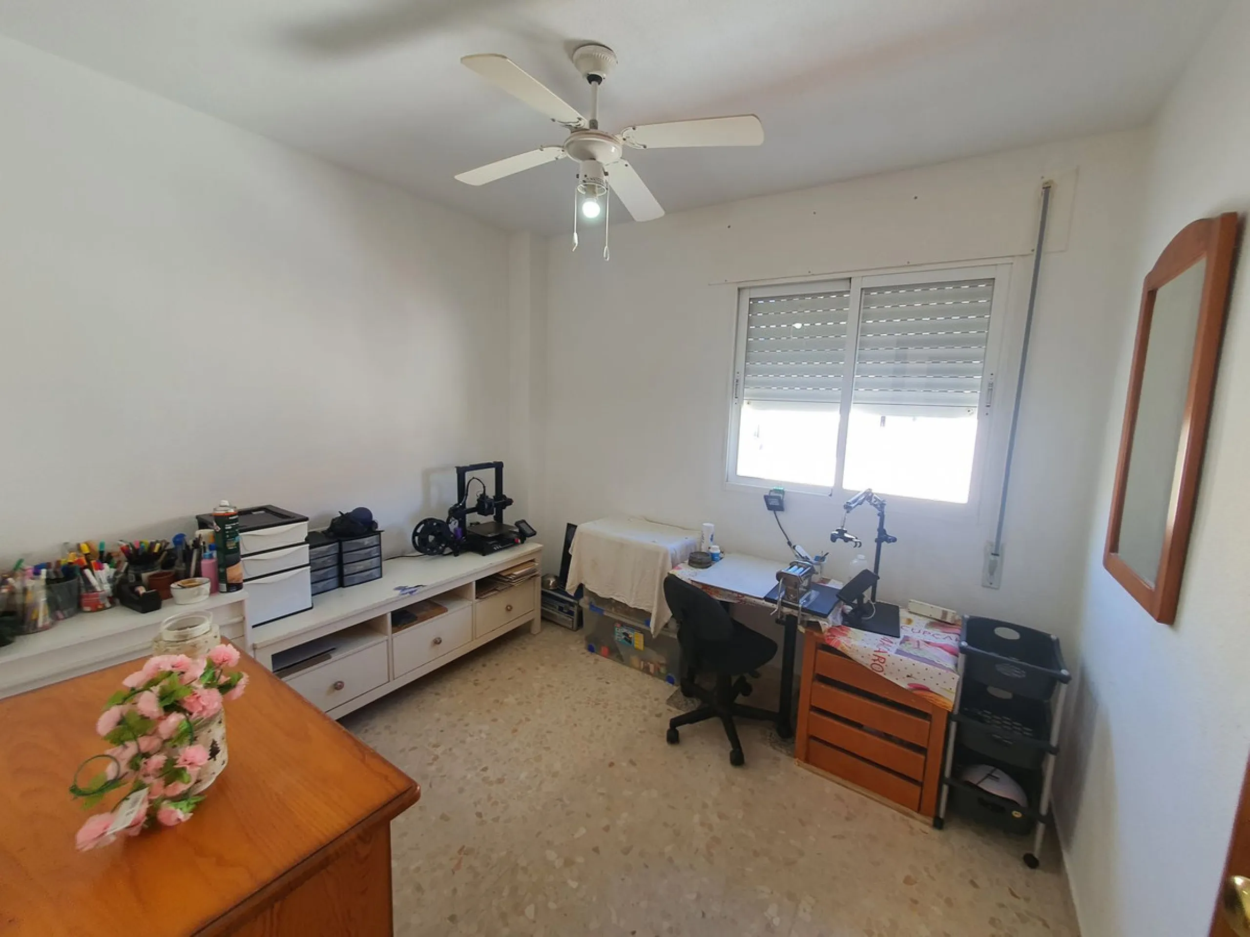 Wonderful corner townhouse in Churriana. Right by the new ambulatory in the centre of town. Close to all amenities and public transport. It enjoys of 4 beds, 2 baths (1 ensuite) plus a toilet in the ground floor. The property has 113 m2 built and 57 m2 in
