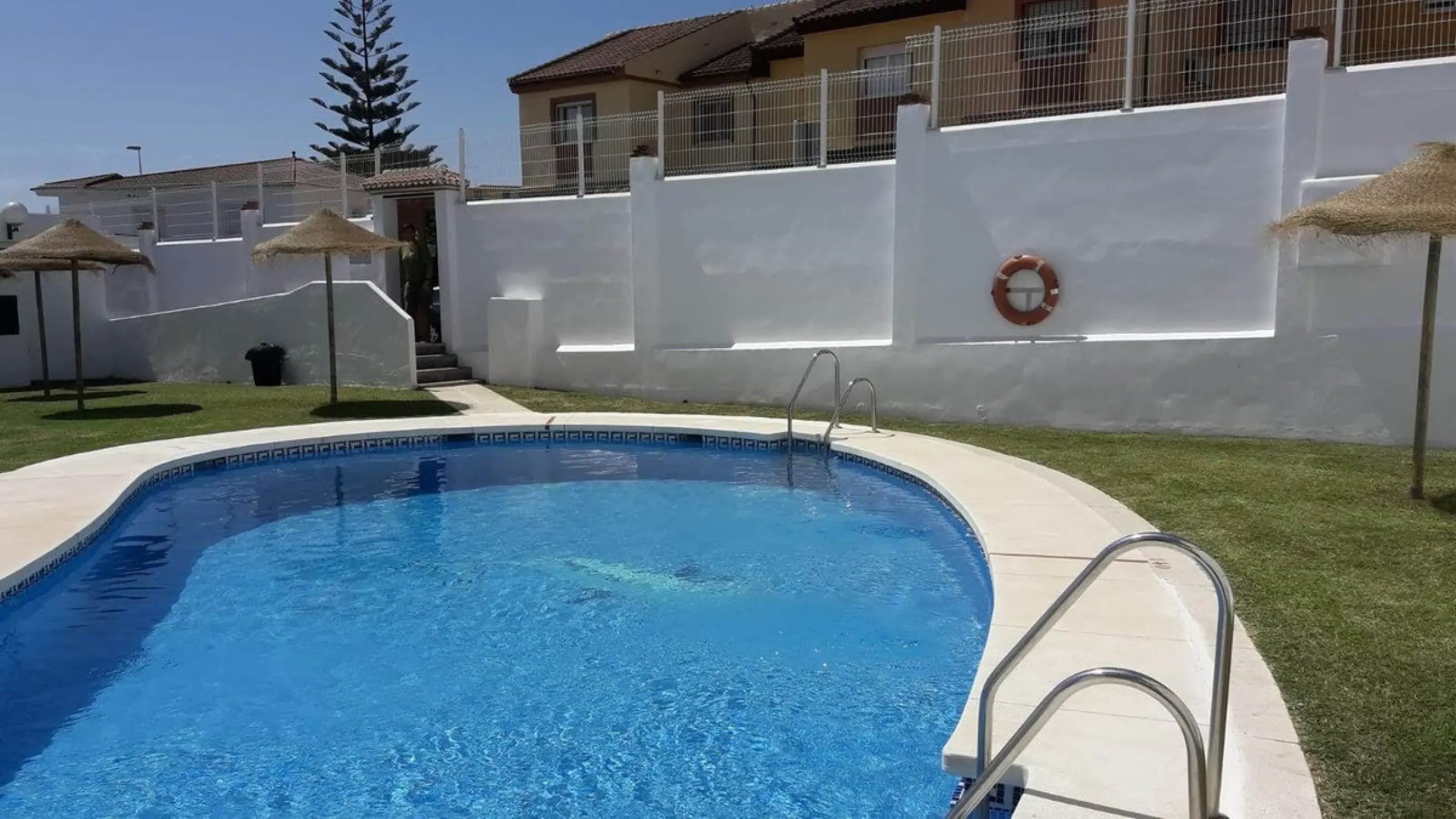 Wonderful corner townhouse in Churriana. Right by the new ambulatory in the centre of town. Close to all amenities and public transport. It enjoys of 4 beds, 2 baths (1 ensuite) plus a toilet in the ground floor. The property has 113 m2 built and 57 m2 in