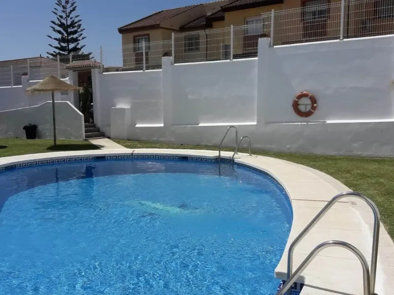 Wonderful corner townhouse in Churriana. Right by the new ambulatory in the centre of town. Close to all amenities and public transport. It enjoys of 4 beds, 2 baths (1 ensuite) plus a toilet in the ground floor. The property has 113 m2 built and 57 m2 in