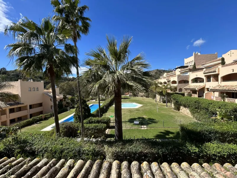 Elegant and bright west facing apartment situated in Santa Maria Village, a gated 24hour security community nested in Elviria, only minutes away from Marbella's nicest sandy beaches. This immaculate apartment combines comfort, style and convenience and fe