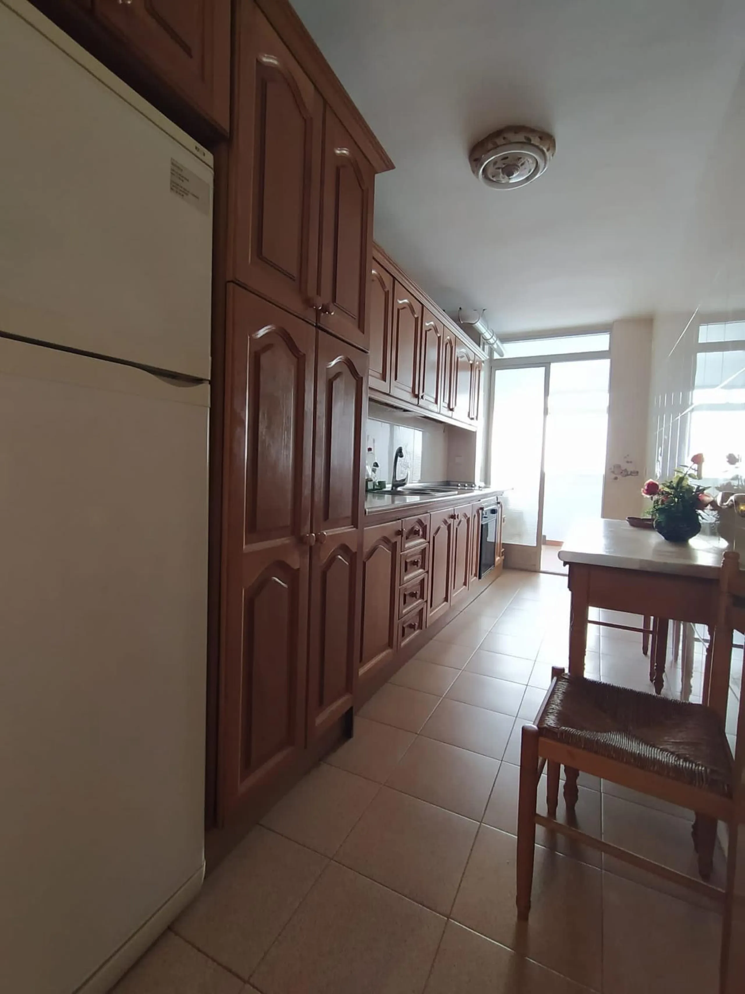 We present this spacious 3-bedroom apartment in Málaga, located in one of the city's most convenient and central areas — ideal for either living or investing.