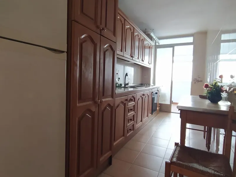 We present this spacious 3-bedroom apartment in Málaga, located in one of the city's most convenient and central areas — ideal for either living or investing.