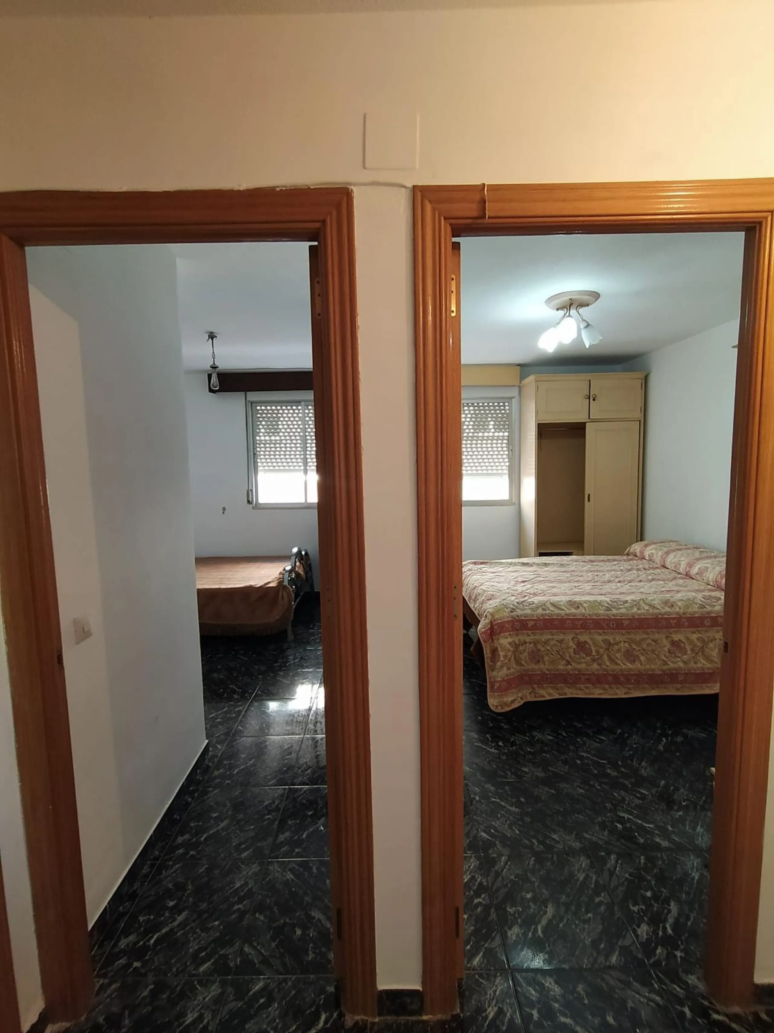 We present this spacious 3-bedroom apartment in Málaga, located in one of the city's most convenient and central areas — ideal for either living or investing.