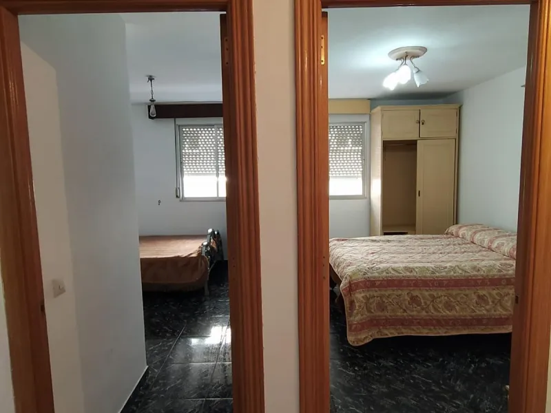 We present this spacious 3-bedroom apartment in Málaga, located in one of the city's most convenient and central areas — ideal for either living or investing.