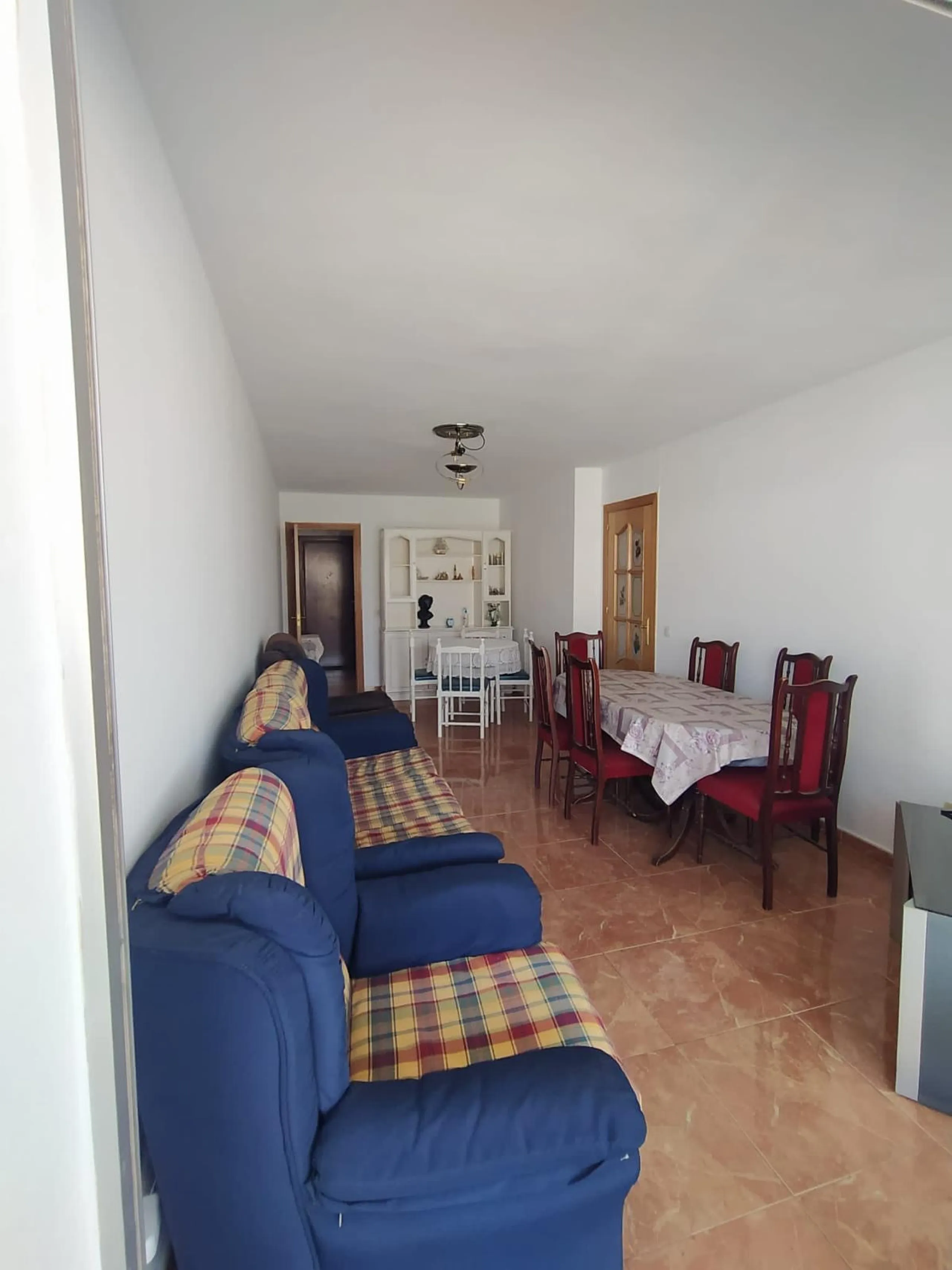 We present this spacious 3-bedroom apartment in Málaga, located in one of the city's most convenient and central areas — ideal for either living or investing.