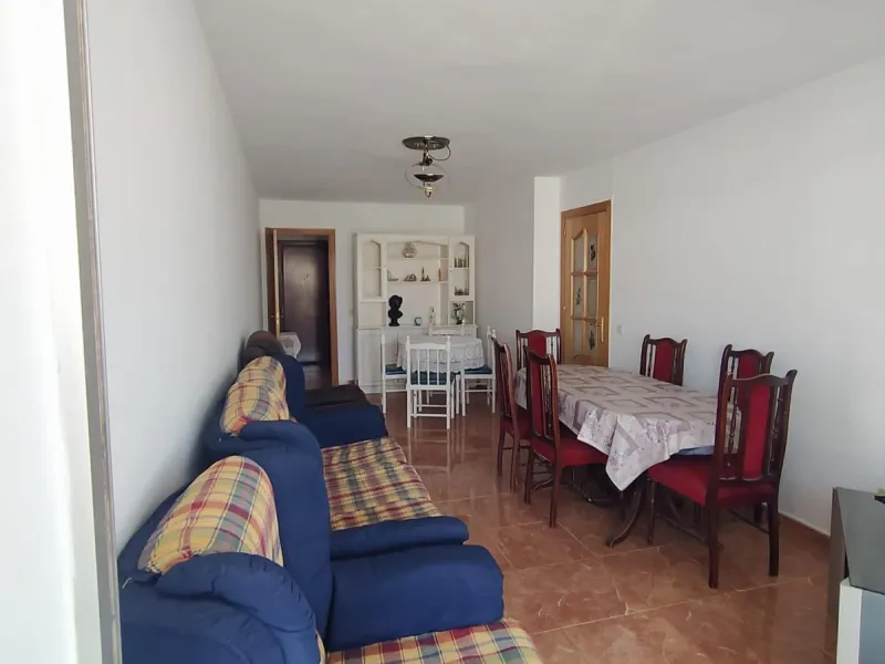 We present this spacious 3-bedroom apartment in Málaga, located in one of the city's most convenient and central areas — ideal for either living or investing.
