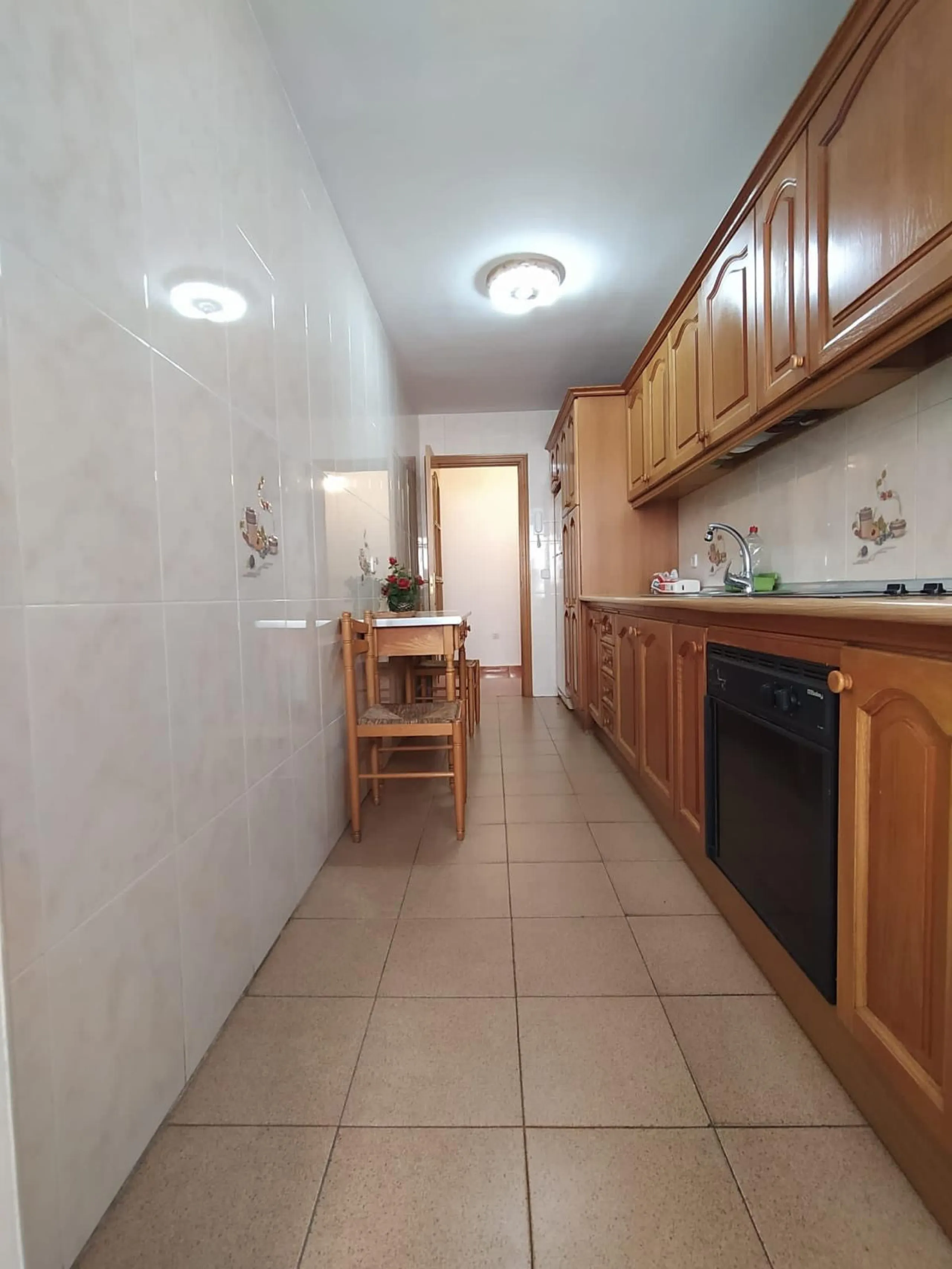 We present this spacious 3-bedroom apartment in Málaga, located in one of the city's most convenient and central areas — ideal for either living or investing.