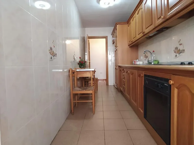 We present this spacious 3-bedroom apartment in Málaga, located in one of the city's most convenient and central areas — ideal for either living or investing.