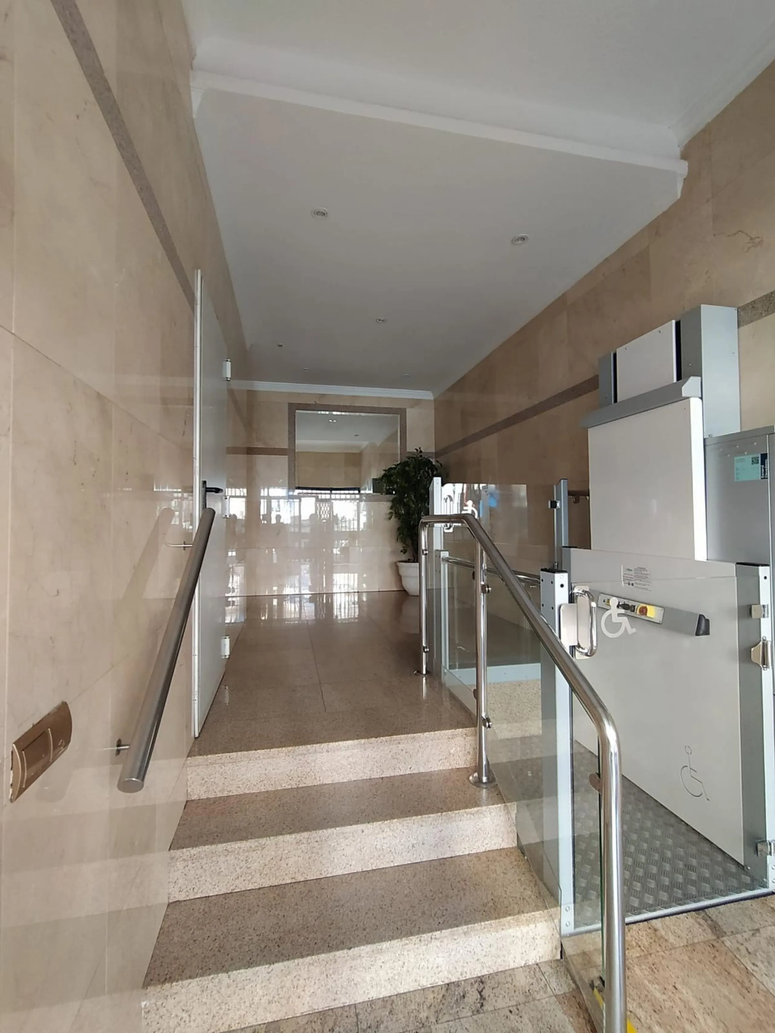 We present this spacious 3-bedroom apartment in Málaga, located in one of the city's most convenient and central areas — ideal for either living or investing.