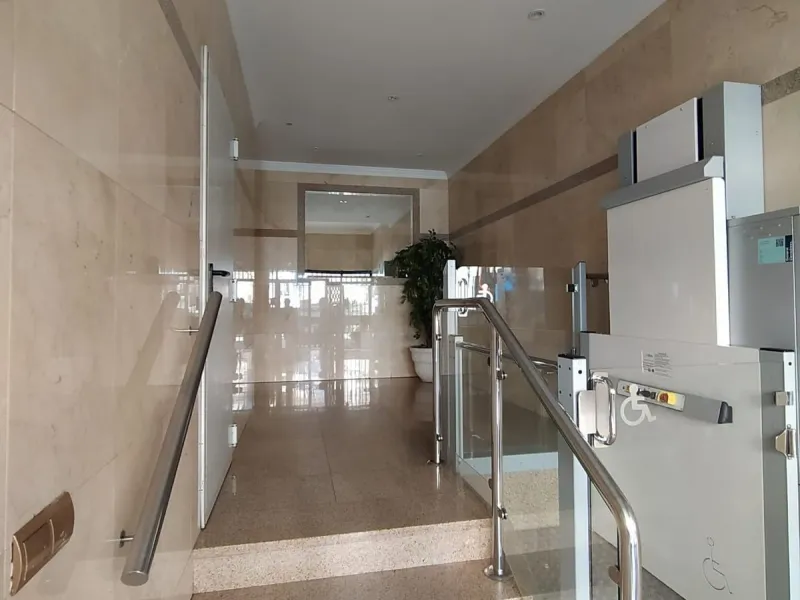 We present this spacious 3-bedroom apartment in Málaga, located in one of the city's most convenient and central areas — ideal for either living or investing.