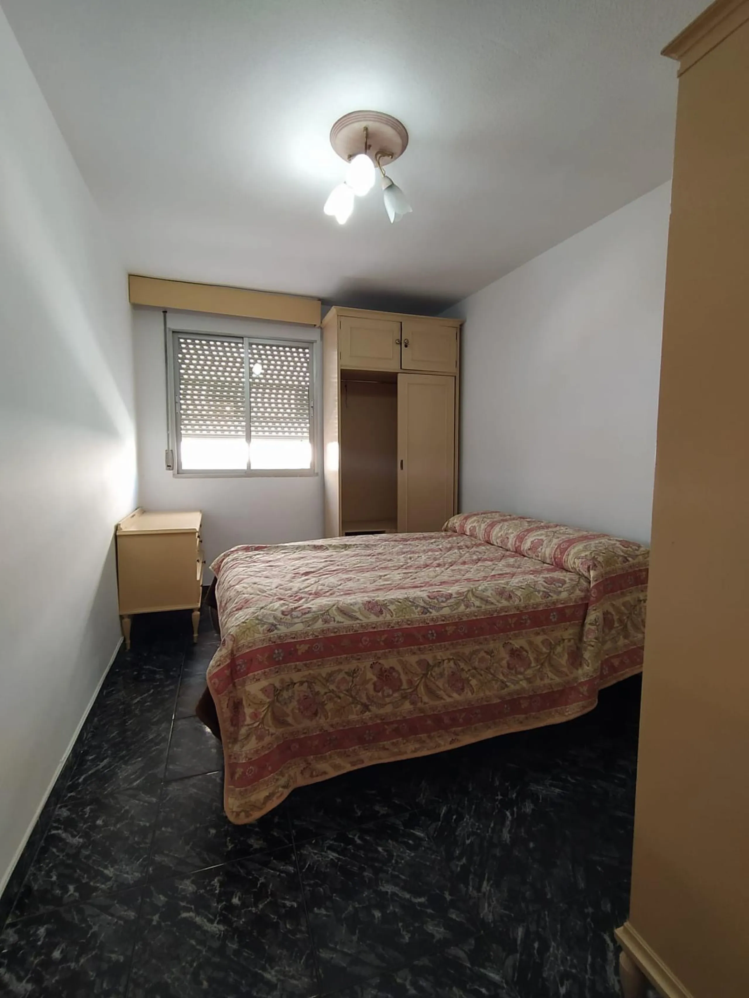 We present this spacious 3-bedroom apartment in Málaga, located in one of the city's most convenient and central areas — ideal for either living or investing.