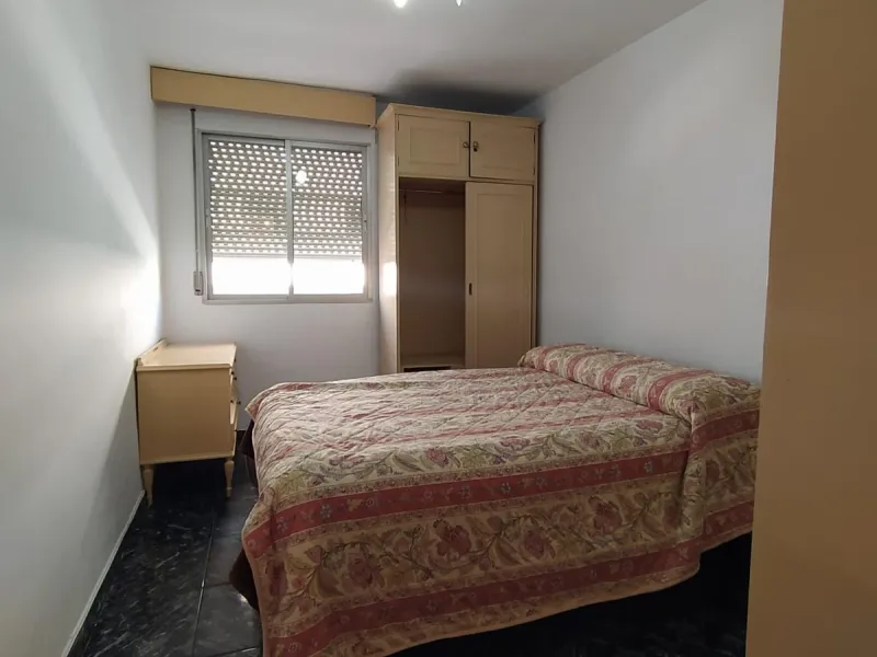 We present this spacious 3-bedroom apartment in Málaga, located in one of the city's most convenient and central areas — ideal for either living or investing.