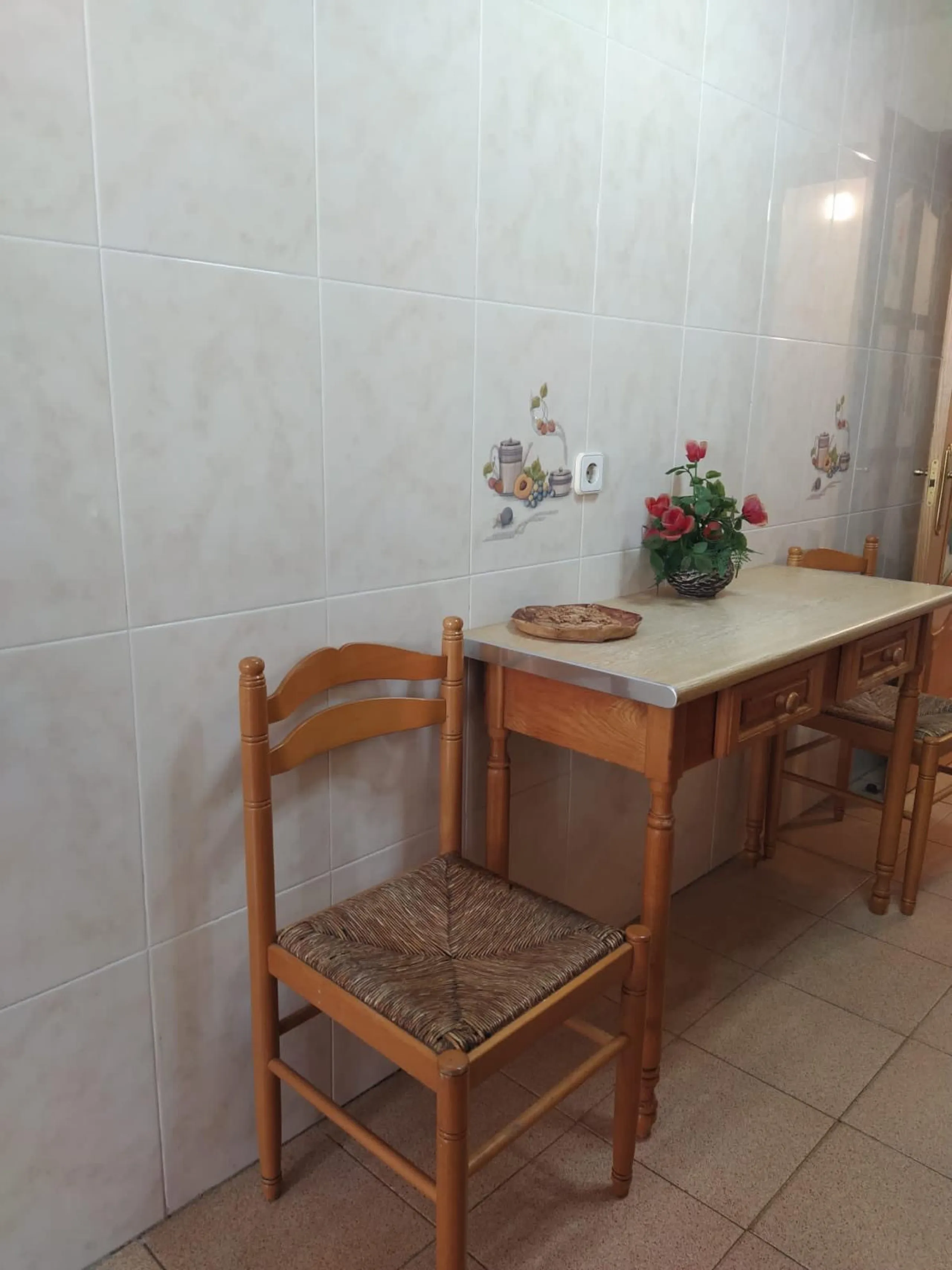 We present this spacious 3-bedroom apartment in Málaga, located in one of the city's most convenient and central areas — ideal for either living or investing.