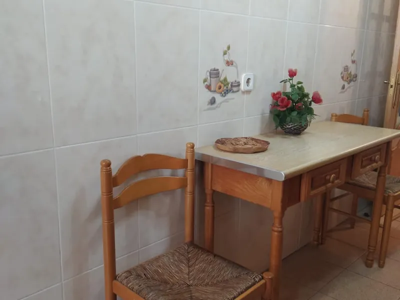 We present this spacious 3-bedroom apartment in Málaga, located in one of the city's most convenient and central areas — ideal for either living or investing.