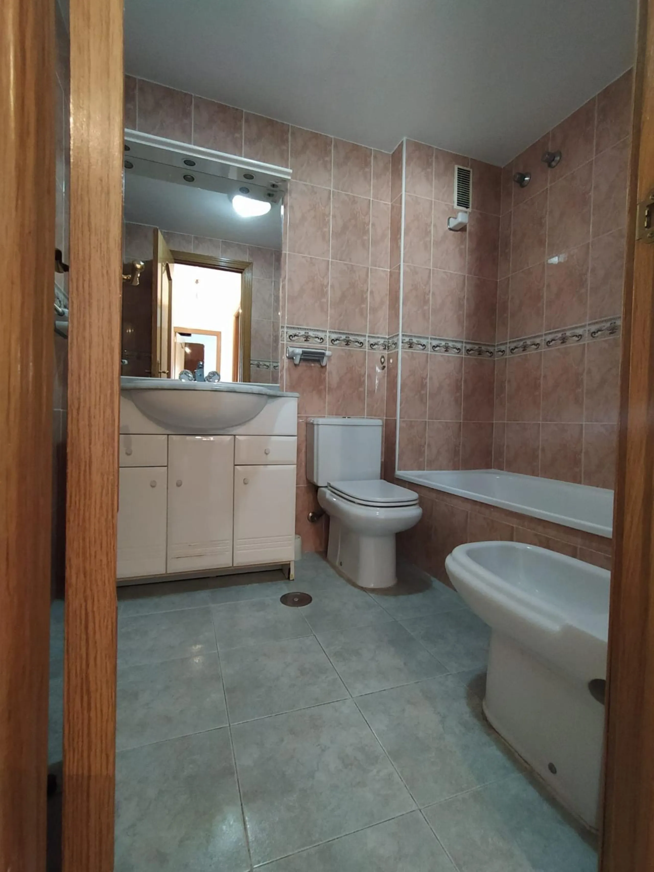 We present this spacious 3-bedroom apartment in Málaga, located in one of the city's most convenient and central areas — ideal for either living or investing.